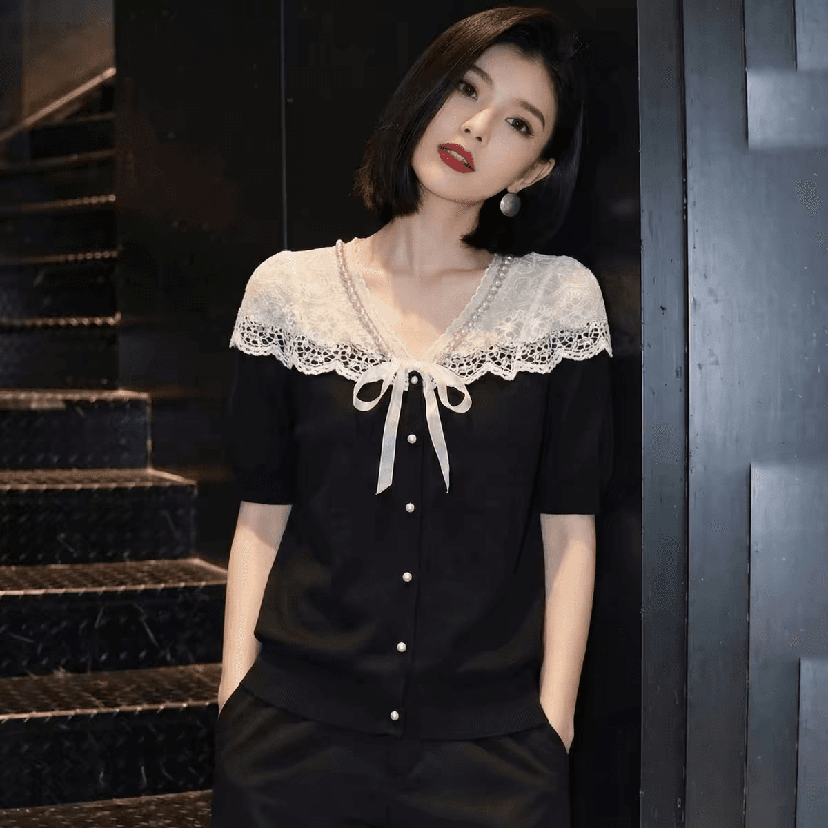 디자인 센스 레이스 조각 V넥 반팔 여성 셔츠 검정색 나비 매듭 슬림해 보이는 다용도 맨위 여름 2026 새로운 이미지 2