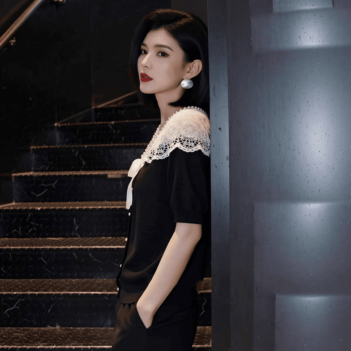 디자인 센스 레이스 조각 V넥 반팔 여성 셔츠 검정색 나비 매듭 슬림해 보이는 다용도 맨위 여름 2026 새로운 이미지 5
