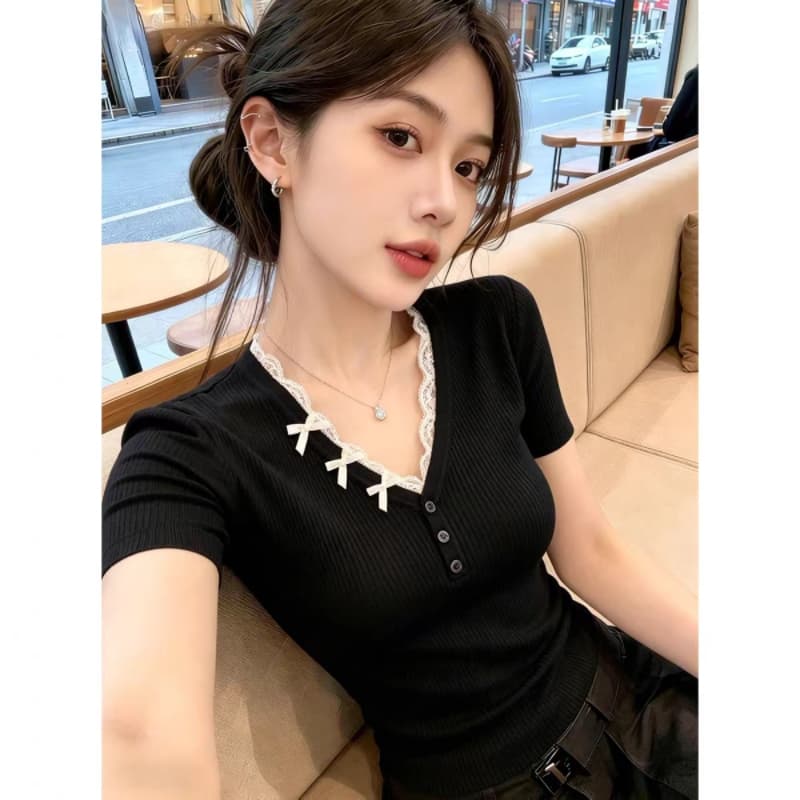 여름 한 부서 레이스 레이스 품격 V넥 반팔 니트 스웨터 여성 나비 매듭 단추 몸매 가꾸기 슬림해 보이는 맨위 여성 이미지 4