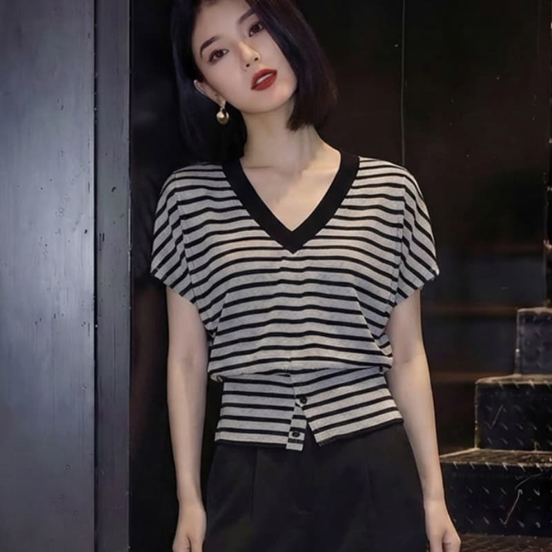 2026 년 새로운 얇은 스타일 빛 럭셔리 고급 센스 디자인 센스 작은 대중 자이언트 잘 생긴 ~ 중 반팔 스트라이프 맨위 여성 여름 상세 이미지 4