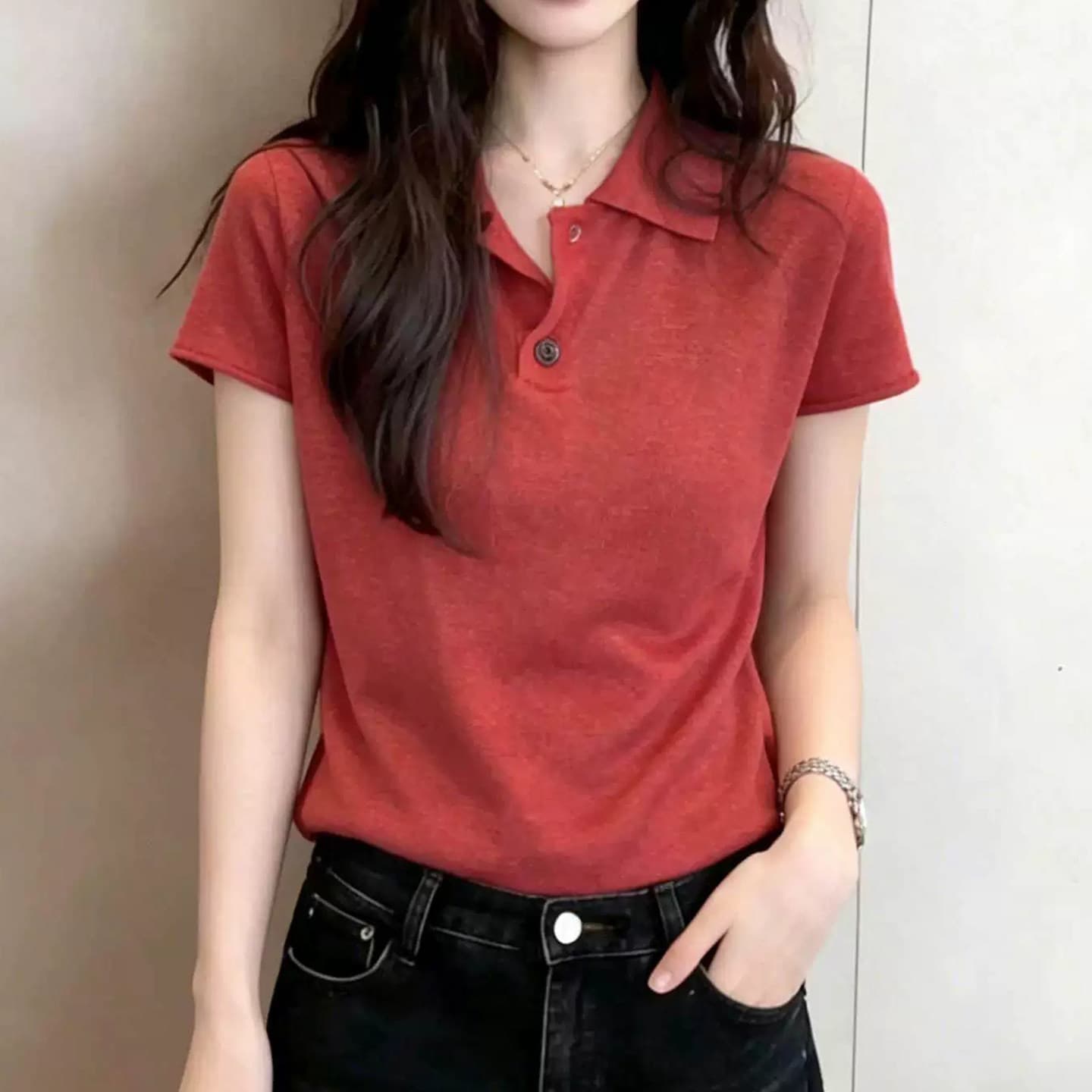 레트로 항구 바람 빨간색 POLO 칼라 긍정적 인 어깨 반팔 티셔츠 여성 2026 여름 새로운 얼음 실크 니트 스웨터 맨위 트렌디 이미지 2