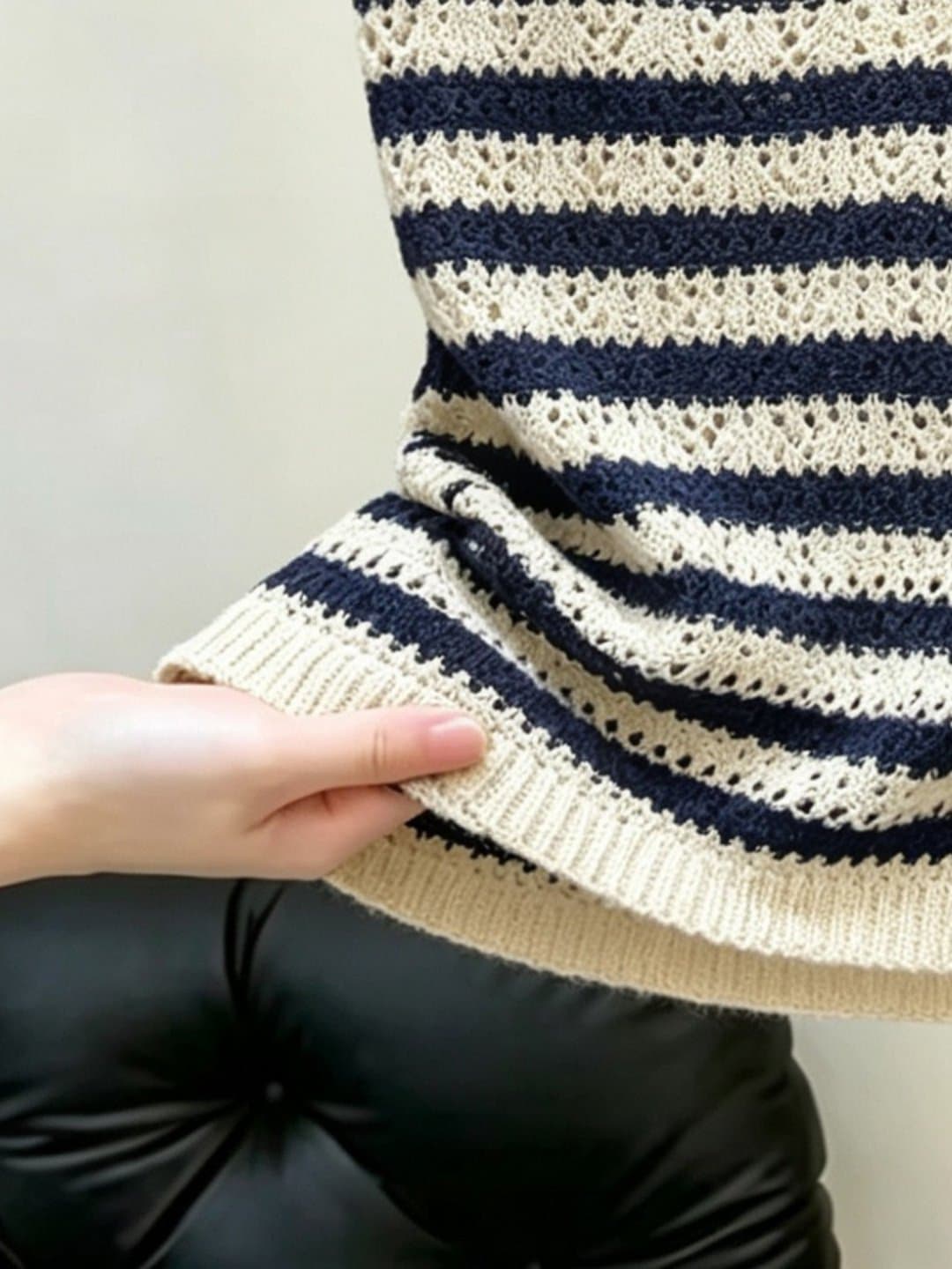 레트로 고급 센스 스트라이프 POLO 칼라 니트 스웨터 조끼 여성 여름 한국 스타일 홀로우 아웃 몸매 가꾸기 슬림해 보이는 연령 감소 맨위 상세 이미지 4