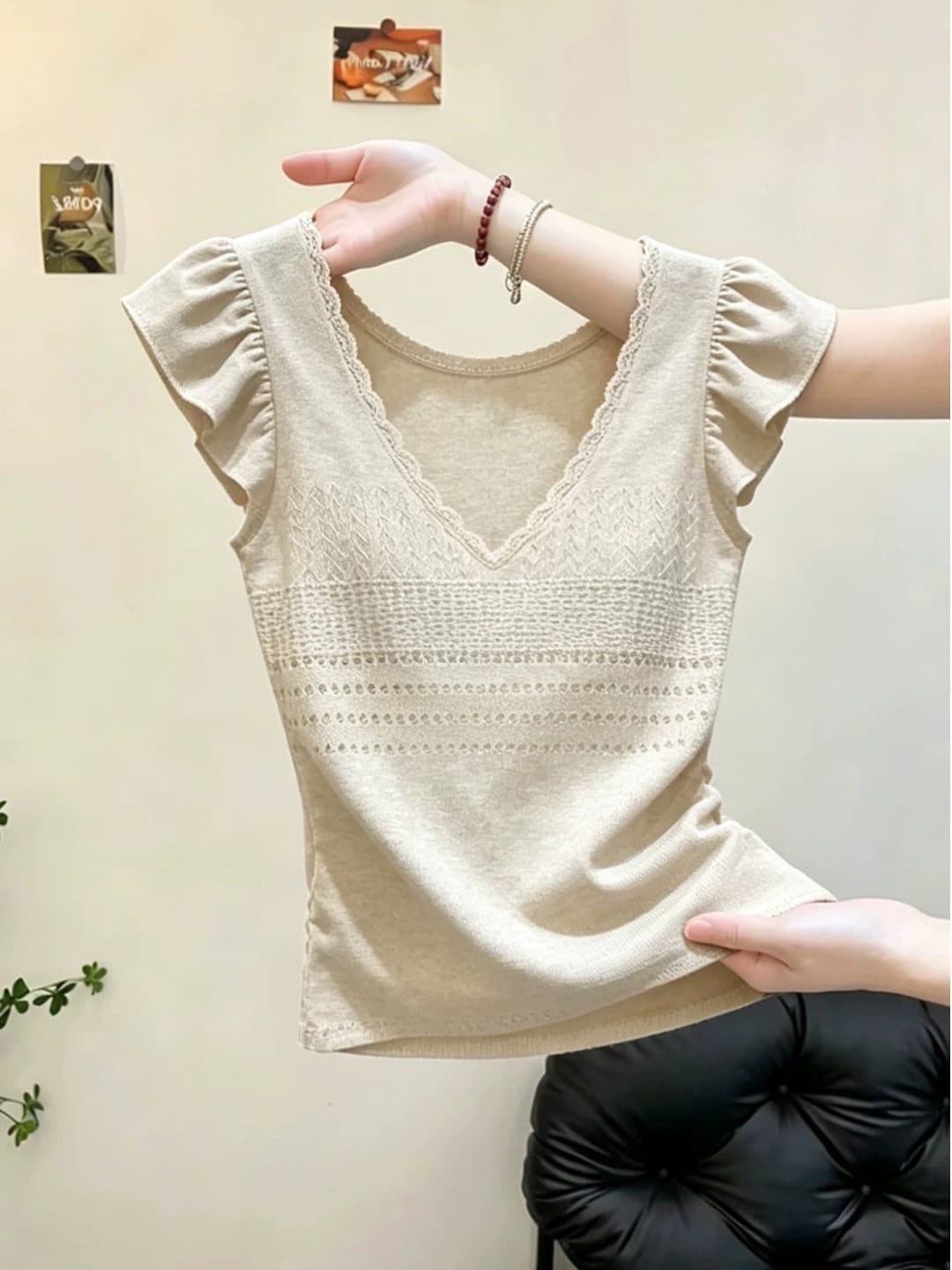 패션 익스트림 제인 바람 오트밀 살구 홀로우 아웃 V넥 작은 날다 소매 조끼 여성 여름 새로운 캐주얼 출퇴근 다용도 맨위 이미지 3