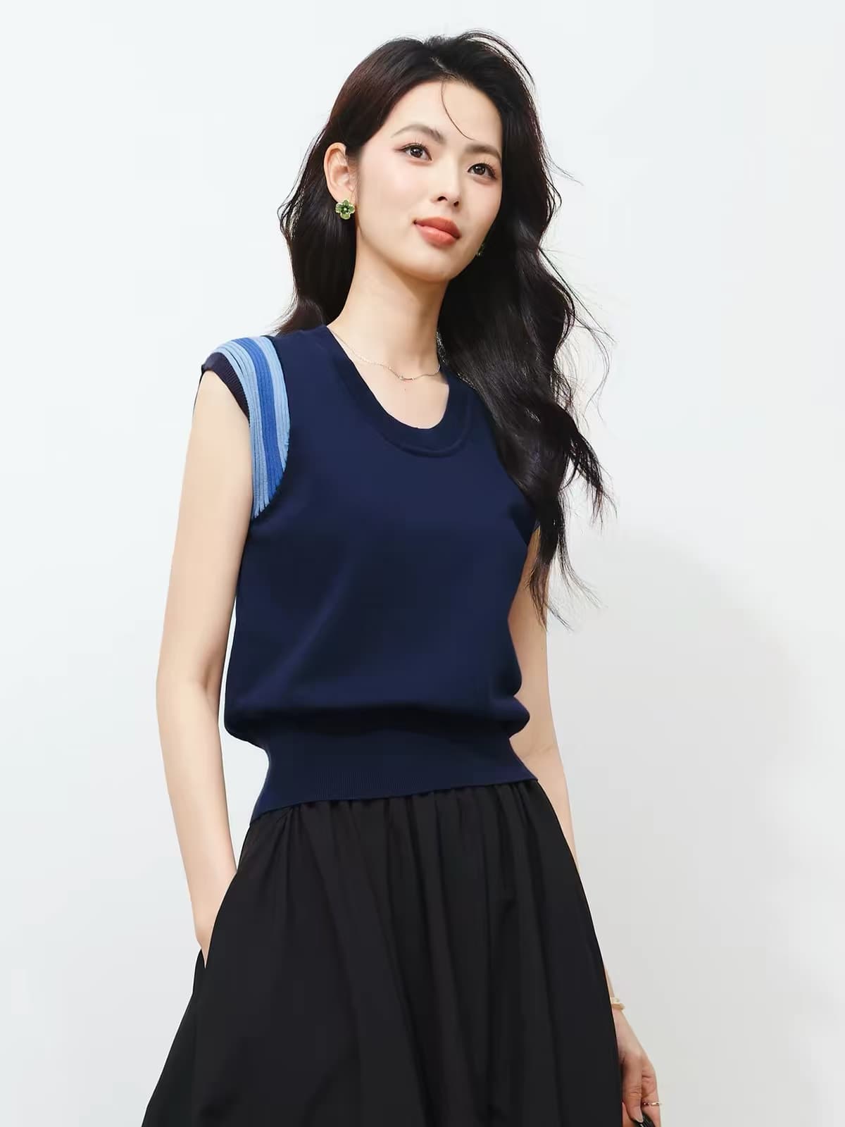 화이트 루즈핏 라운드 넥 긍정적 인 어깨 반팔 여성 티셔츠 2026 새로운 여름 얇은 스타일 빛 럭셔리 고급 센스 니트 맨위 상세 이미지 7