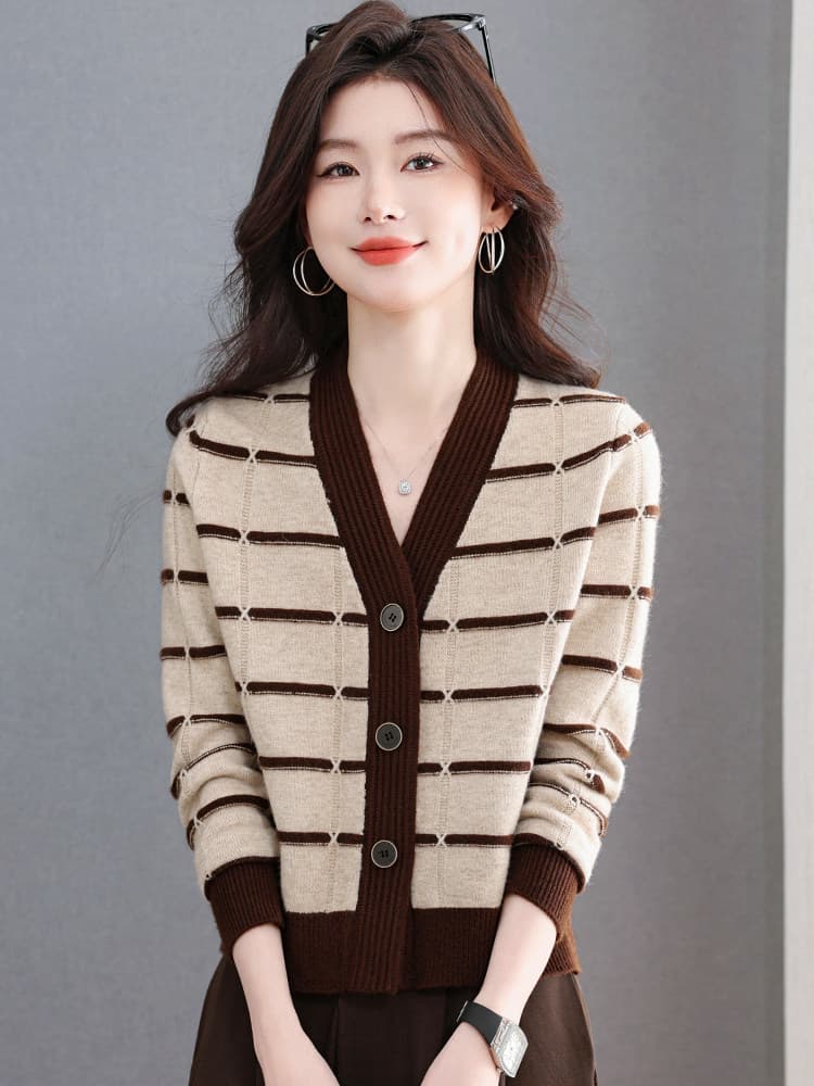 2026 봄 가을 새로운 V넥 스트라이프 니트 오픈 가디건 여성 패션 다용도 슬림해 보이는 쇼트 스타일 스웨터 코트 맨위 상세 이미지 4
