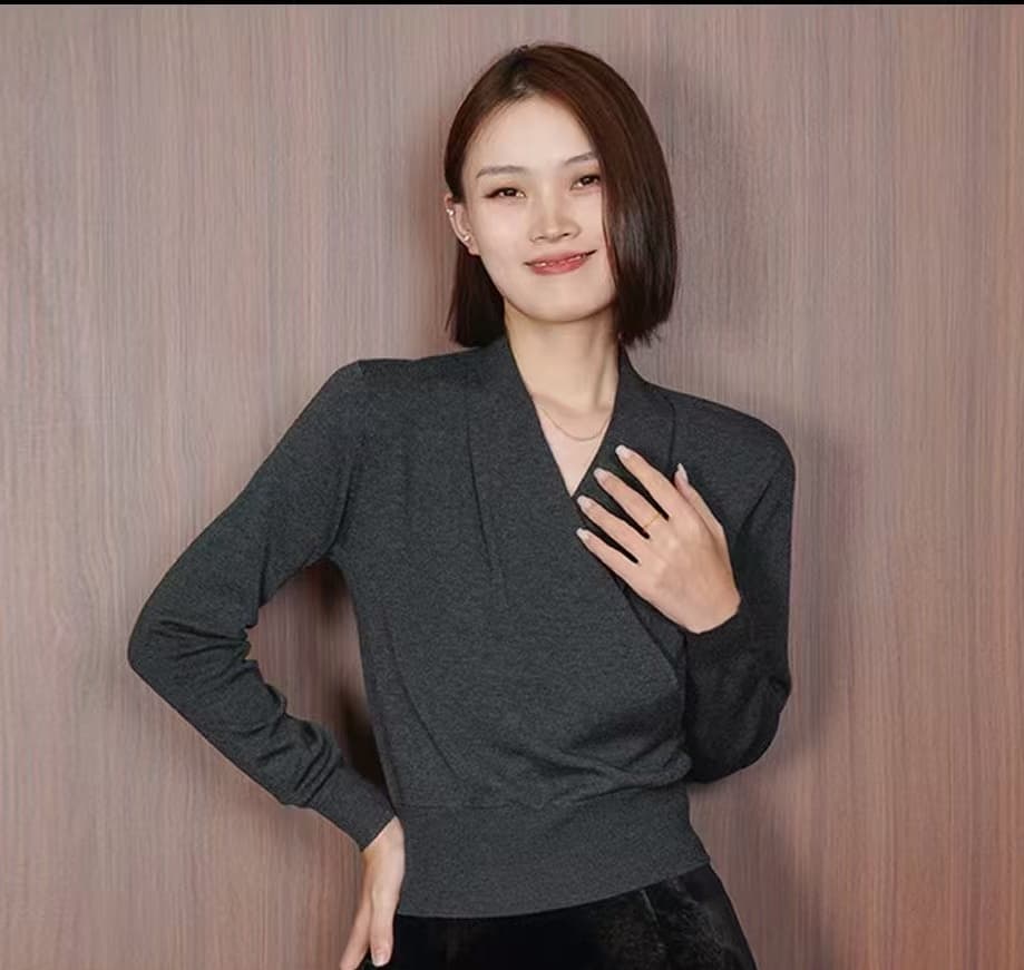 고급 센스 어둠 우아한 보라색 V넥 긴팔 니트 스웨터 여성 겨울 2026 새로운 부드러운 찹쌀 패션 다용도 품격 스웨터 이미지 2