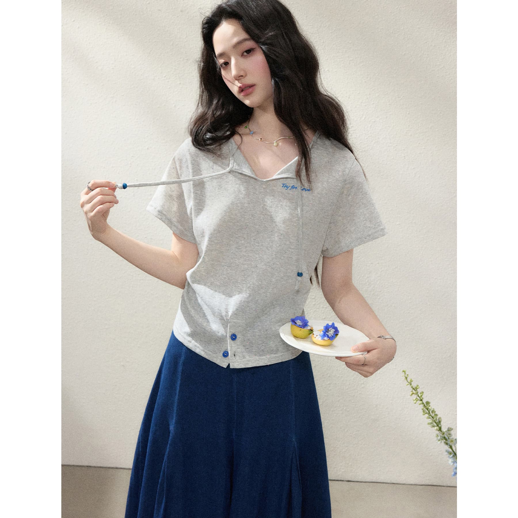 색상 포인트 천 반팔 티셔츠 여성 의류 여름 새로운 작은 샤넬 스타일 디자인 센스 단추 자수 한 첨부 된 의류