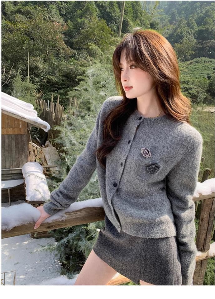 품격 부드러운 라운드 넥 꽃 열기 셔츠 표시 화이트 다용도 쇼트 스타일 싱글 줄 버튼 니트 보온 재킷 상세 이미지 2
