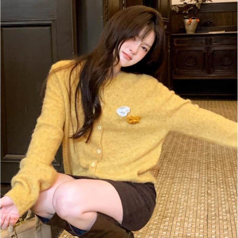 품격 부드러운 라운드 넥 꽃 열기 셔츠 표시 화이트 다용도 쇼트 스타일 싱글 줄 버튼 니트 보온 재킷 상세 이미지 4