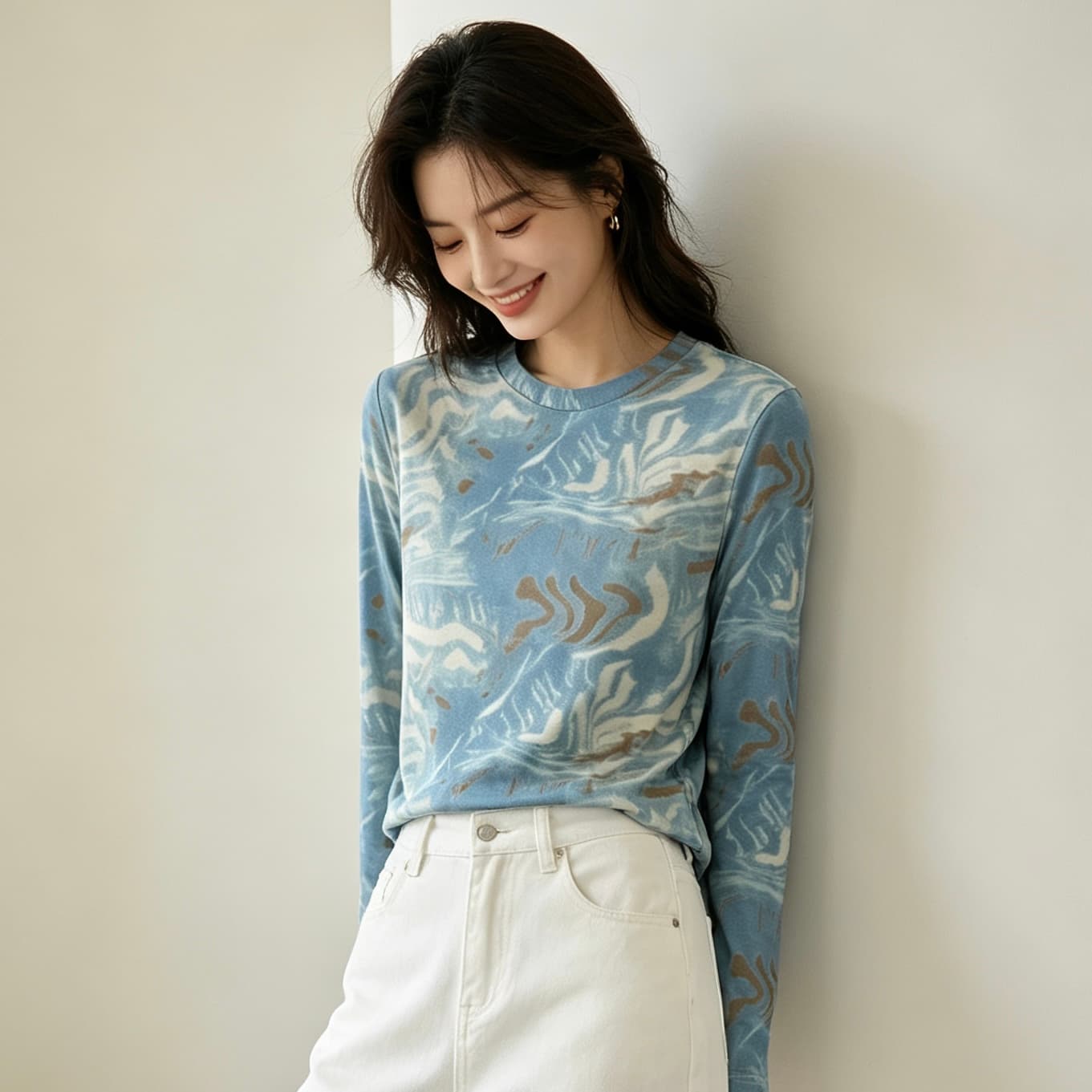 실사 2026 긴팔 맨위 디자인 센스 몸매 가꾸기 고급 홀치기 염색 기본 셔츠 여성 가을 새로운 프린트 티셔츠 이미지 4