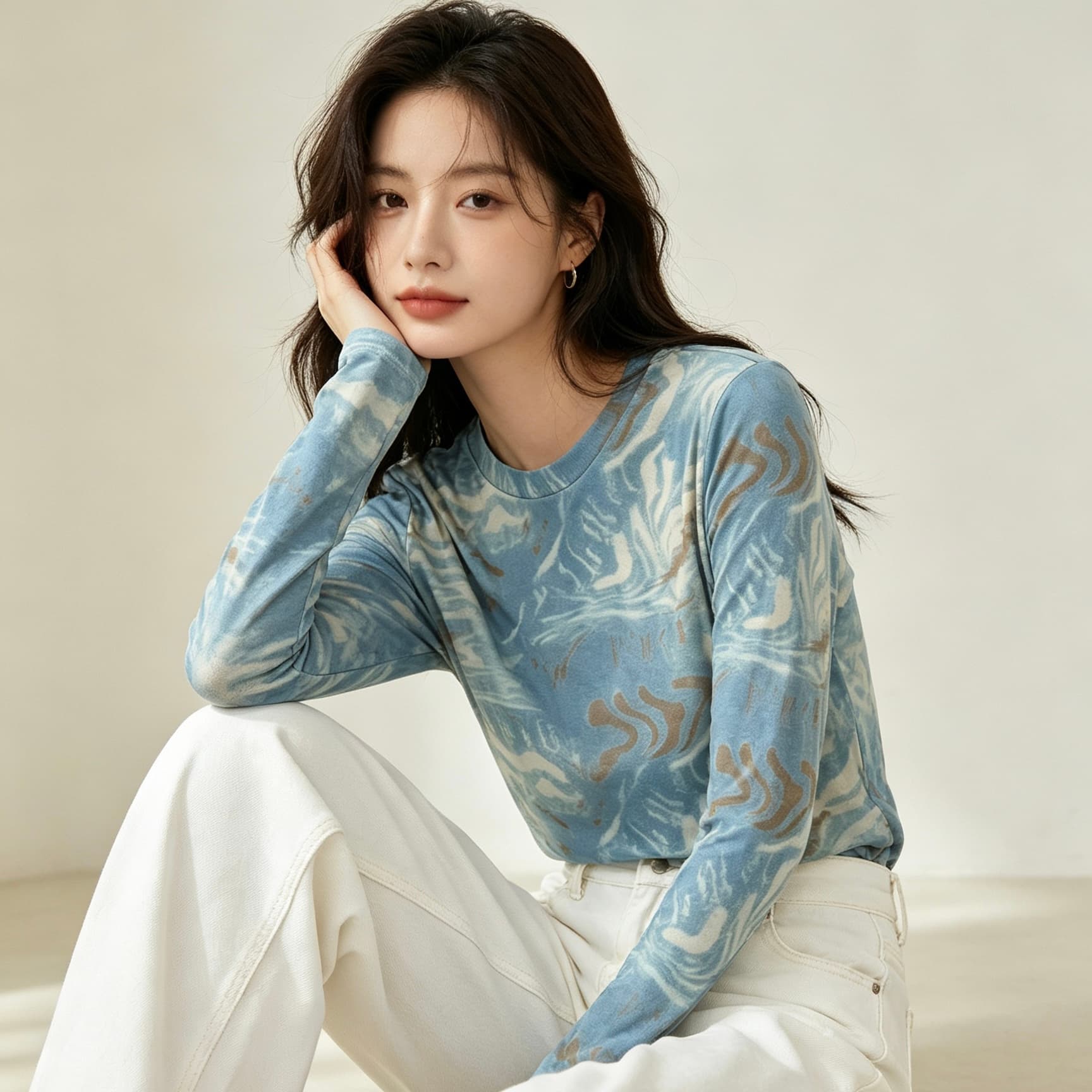 실사 2026 긴팔 맨위 디자인 센스 몸매 가꾸기 고급 홀치기 염색 기본 셔츠 여성 가을 새로운 프린트 티셔츠 이미지 2