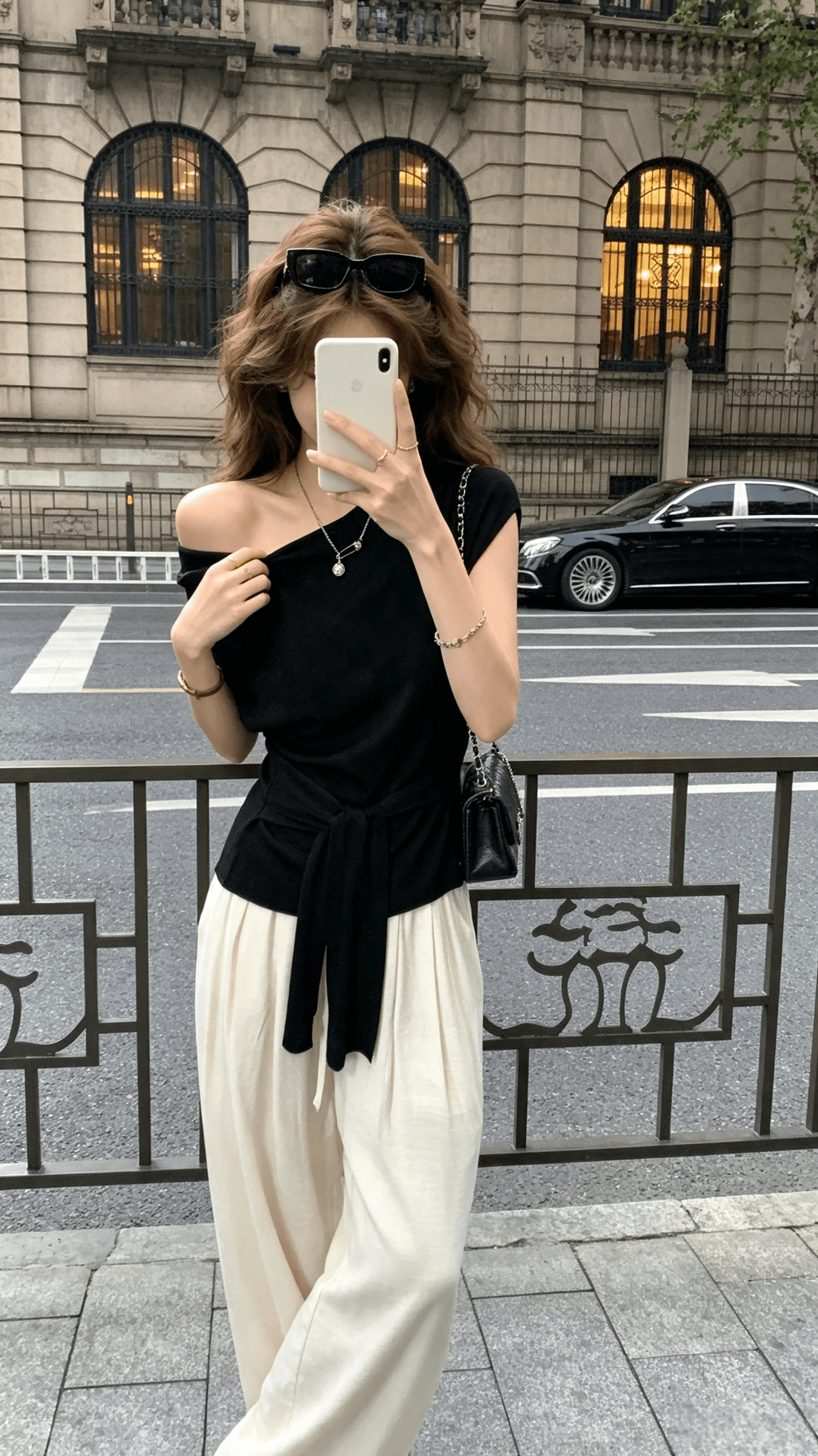 gv 큰 흰색 형제 얼음 실크 调性 오프숄더 매듭이 달린 주름 허리 수축 맨위 디자인 센스 다용도 새로운 품격 여성 상세 이미지 5