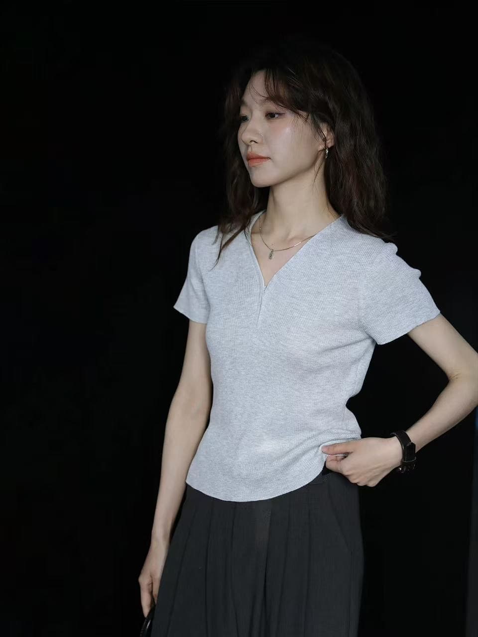 레트로 출퇴근 바람 반팔 티셔츠 여성 여름 몸매 가꾸기 V넥 디자인 센스 회색 풀오버 여름 니트 미니멀리즘 맨위 서비스 이미지 2