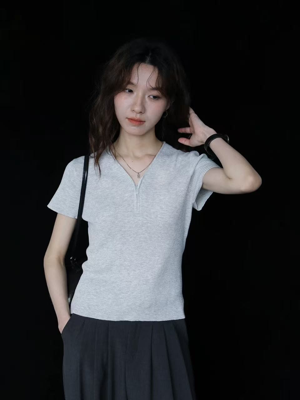레트로 출퇴근 바람 반팔 티셔츠 여성 여름 몸매 가꾸기 V넥 디자인 센스 회색 풀오버 여름 니트 미니멀리즘 맨위 서비스 이미지 4