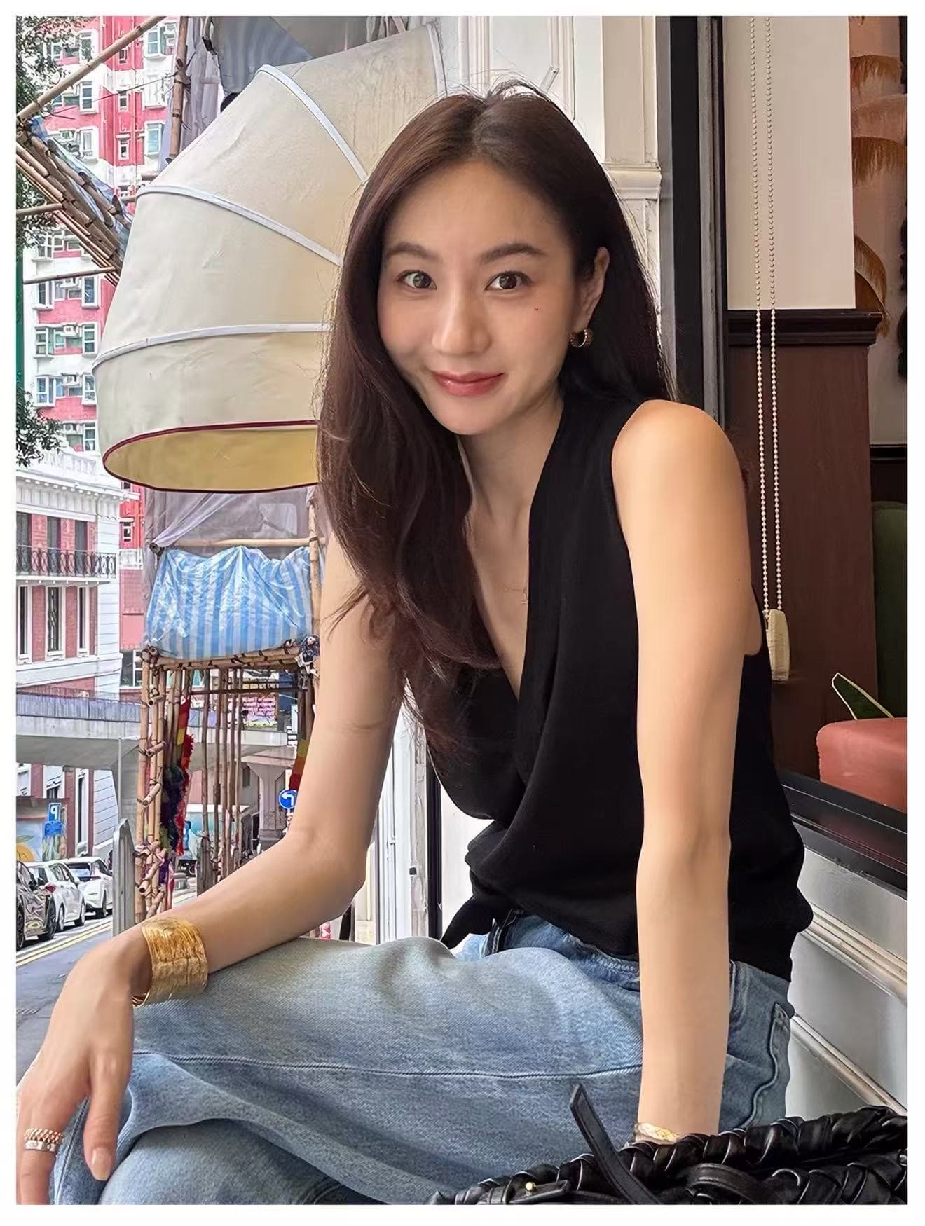 절묘한 화이트 칼라 주간 실크 아세트산 V넥 검정색 니트 민소매 조끼 조끼 여자 여름 상세 이미지 3