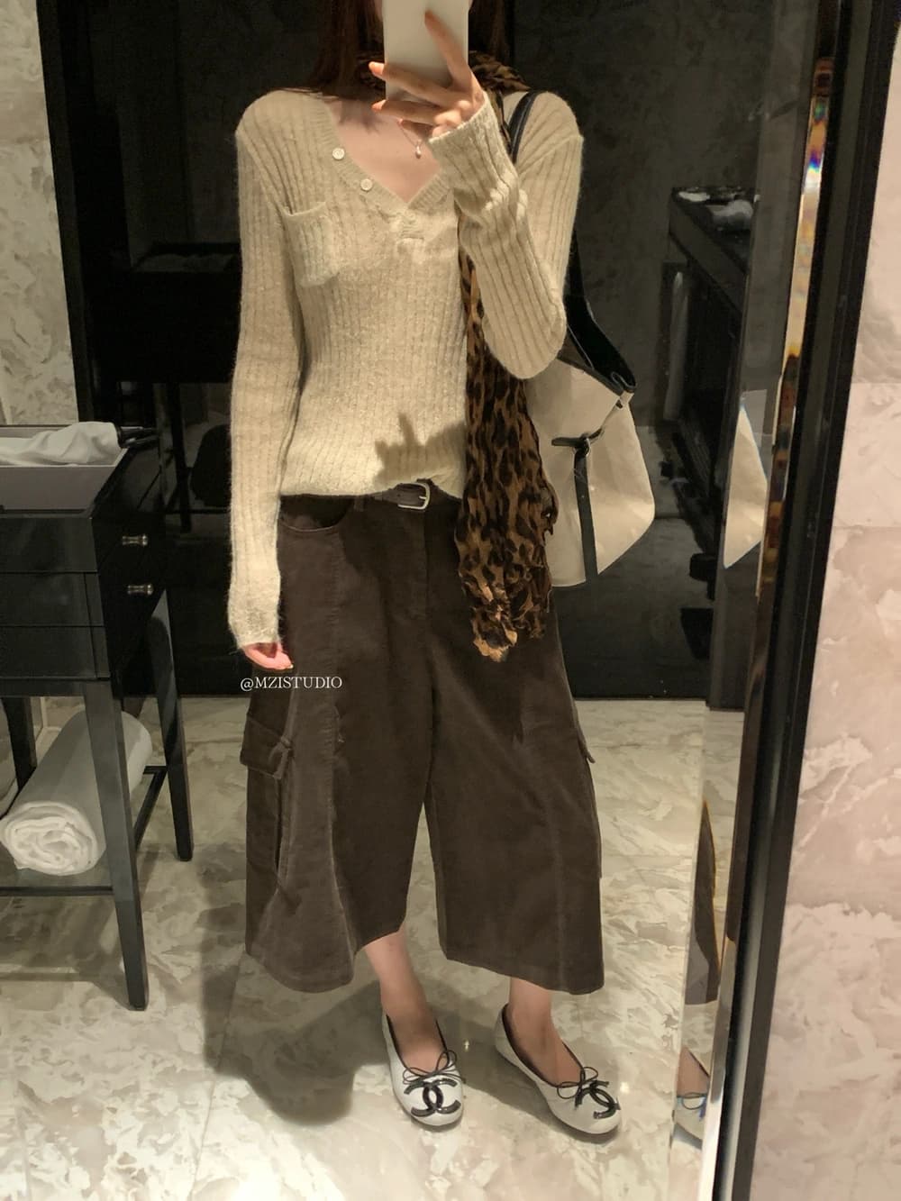 가을 한 부서 폴로 칼라 단추 주머니 부드러운 슬림해 보이는 니트 스웨터 상세 이미지 6