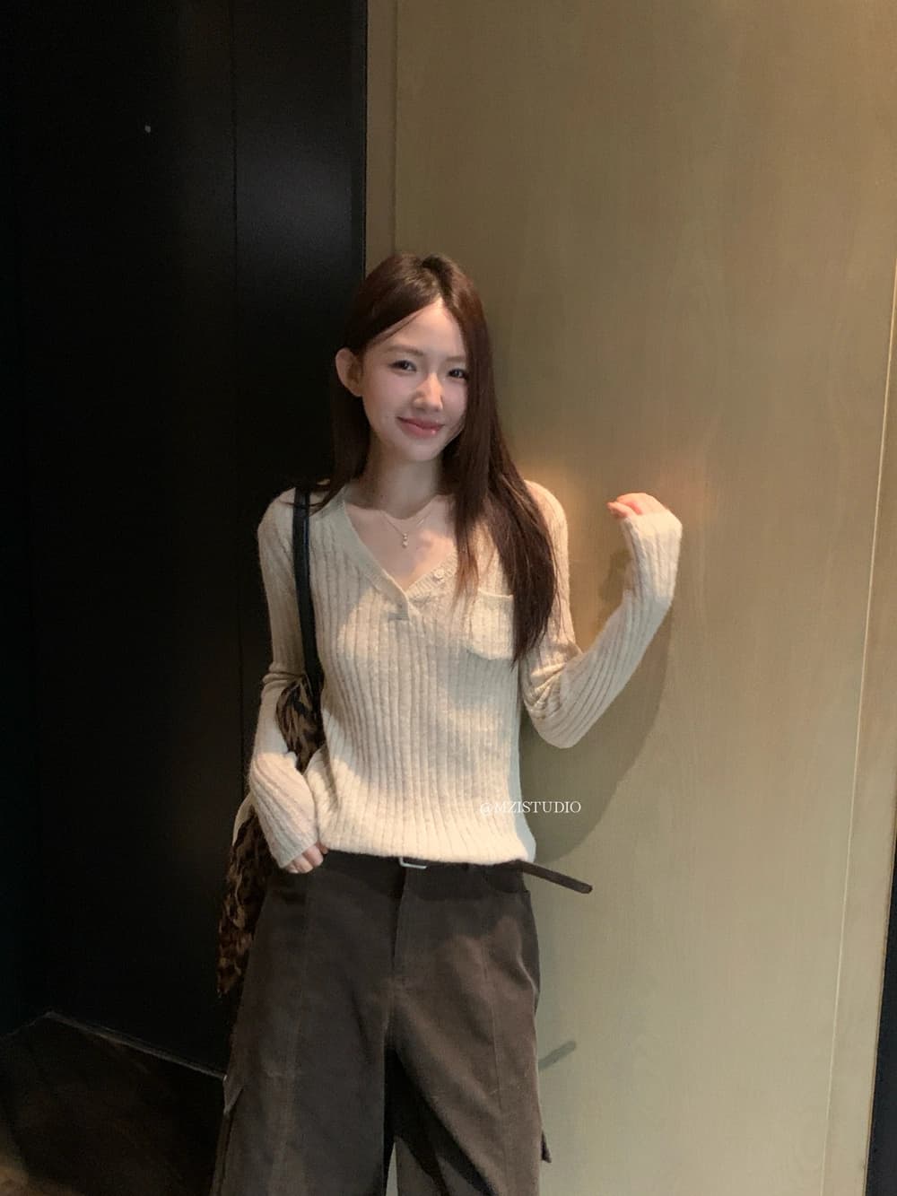 가을 한 부서 폴로 칼라 단추 주머니 부드러운 슬림해 보이는 니트 스웨터 상세 이미지 2