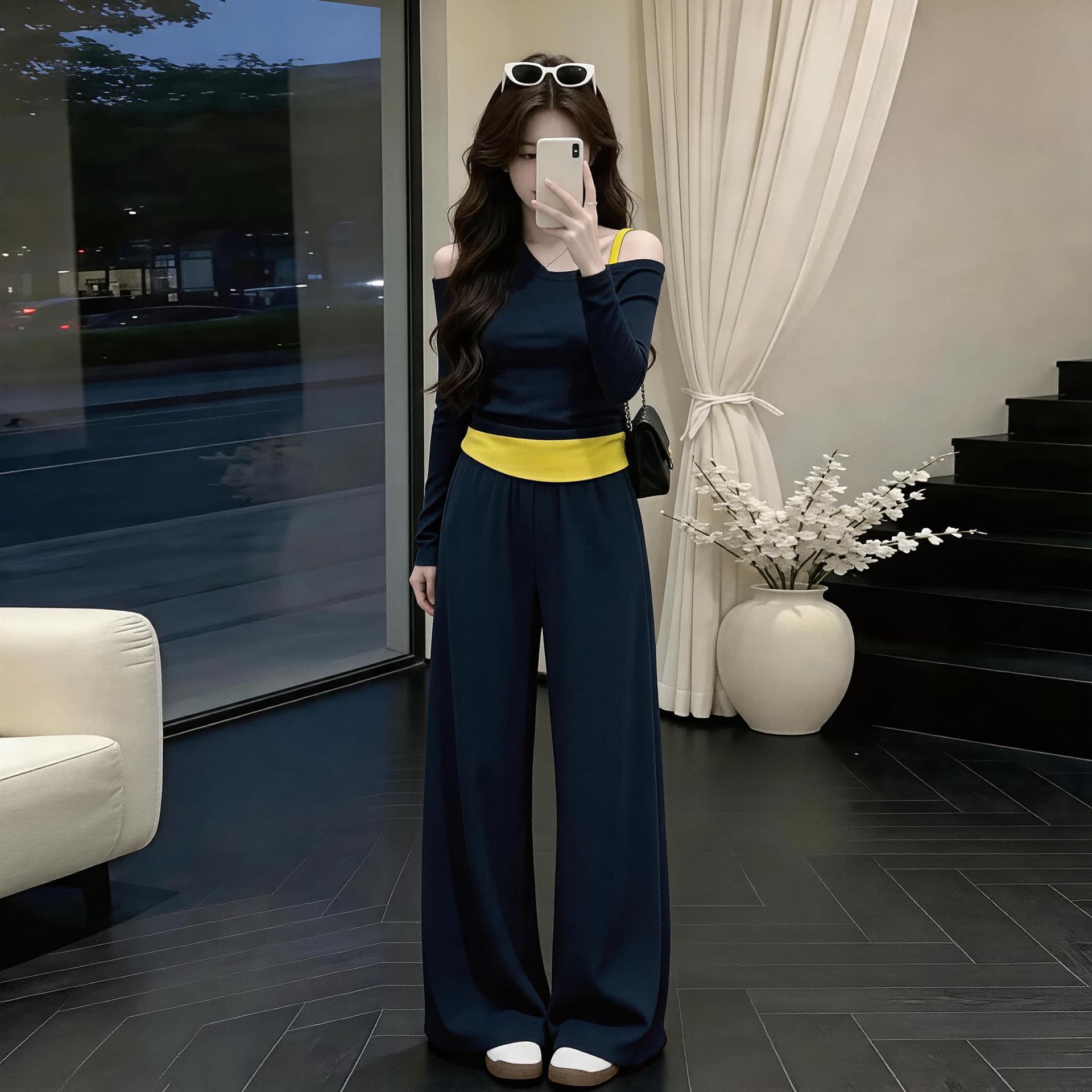 배색 패션 스포츠 슈트 여성 가을 학생 한국 스타일 루즈핏 슬림해 보이는 페이크 레이어드 비스듬한 어깨 후드티 캐주얼 투피스 세트 상세 이미지 5