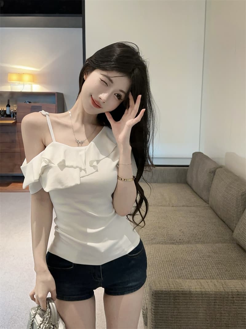 실사 비스듬한 어깨 오프숄더 슬립 프릴 반팔 슬림해 보이는 티셔츠 맨위 상세 이미지 1