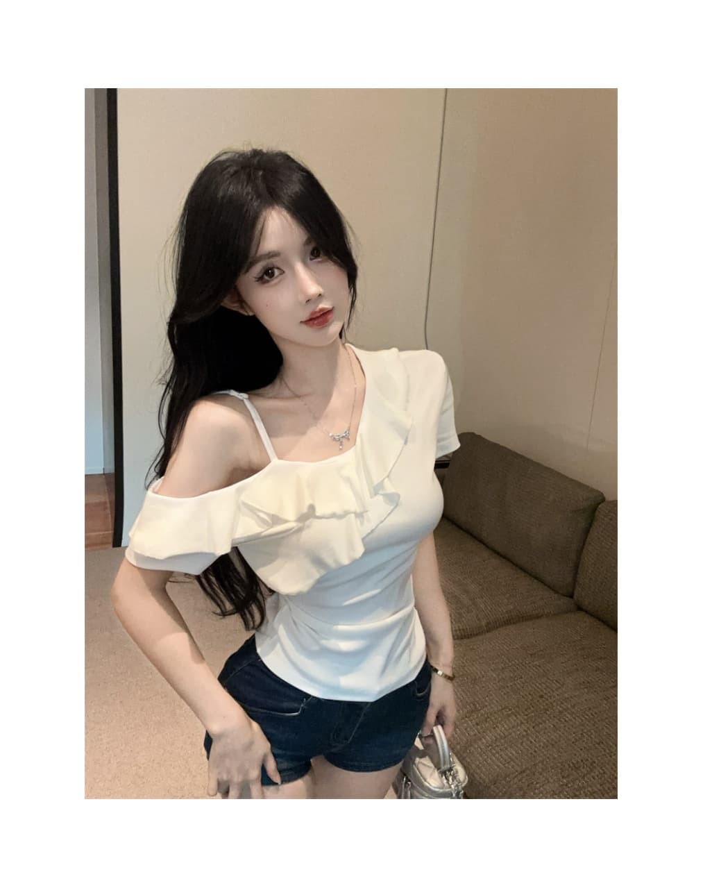 실사 비스듬한 어깨 오프숄더 슬립 프릴 반팔 슬림해 보이는 티셔츠 맨위 상세 이미지 4