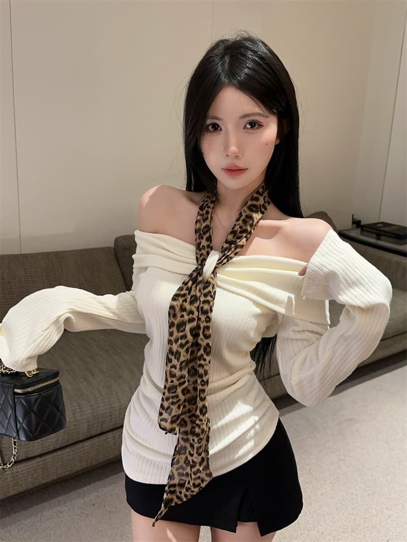 실사 디자인 센스 오프숄더 레오파드 무늬 행침 목 섹시함 품격 리본 슬림해 보이는 긴팔 기본 셔츠 티셔츠 맨위 상세 이미지 6