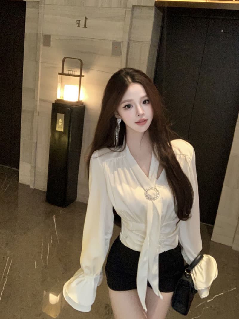 실사 정가 디자인 센스 봄 품격 새틴 리본 허리 수축 나팔 소매 셔츠 이미지 3