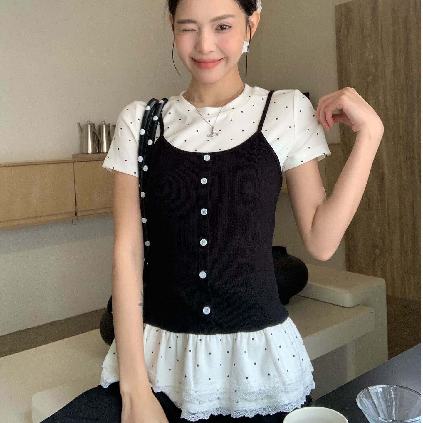 페이크 레이어드 긍정적 인 어깨 반팔 티셔츠 여성 2026 여름 발레 바람 몸매 가꾸기 슬림해 보이는 다용도 아름다운 도트 무늬 맨위 ins 이미지 4