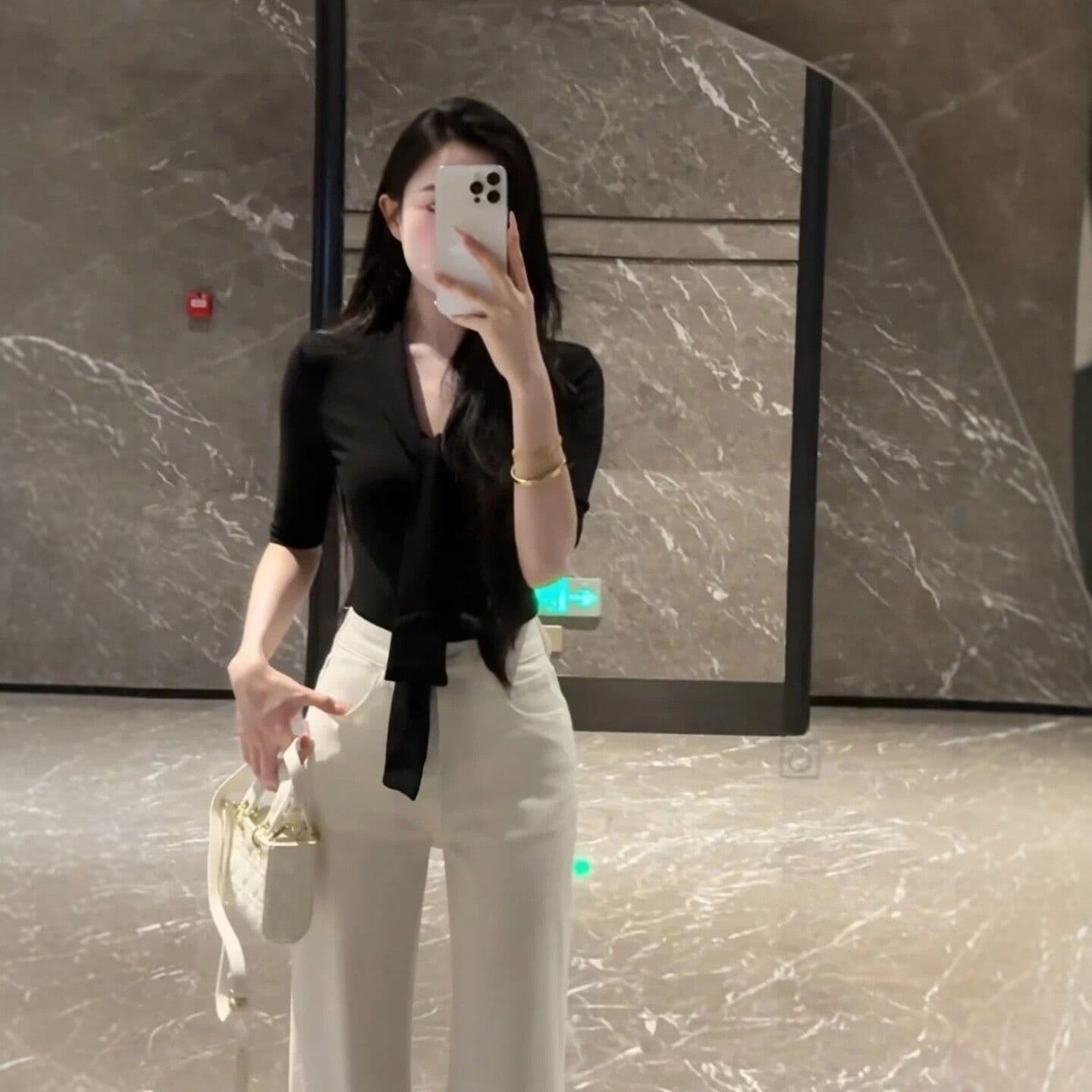 프랑스식 V넥 화이트 칼라 바람 리본 검정색 반팔 얼음 실크 니트 스웨터 여성 몸매 가꾸기 슬림해 보이는 디자인 센스 맨위 티셔츠 여름 상세 이미지 3