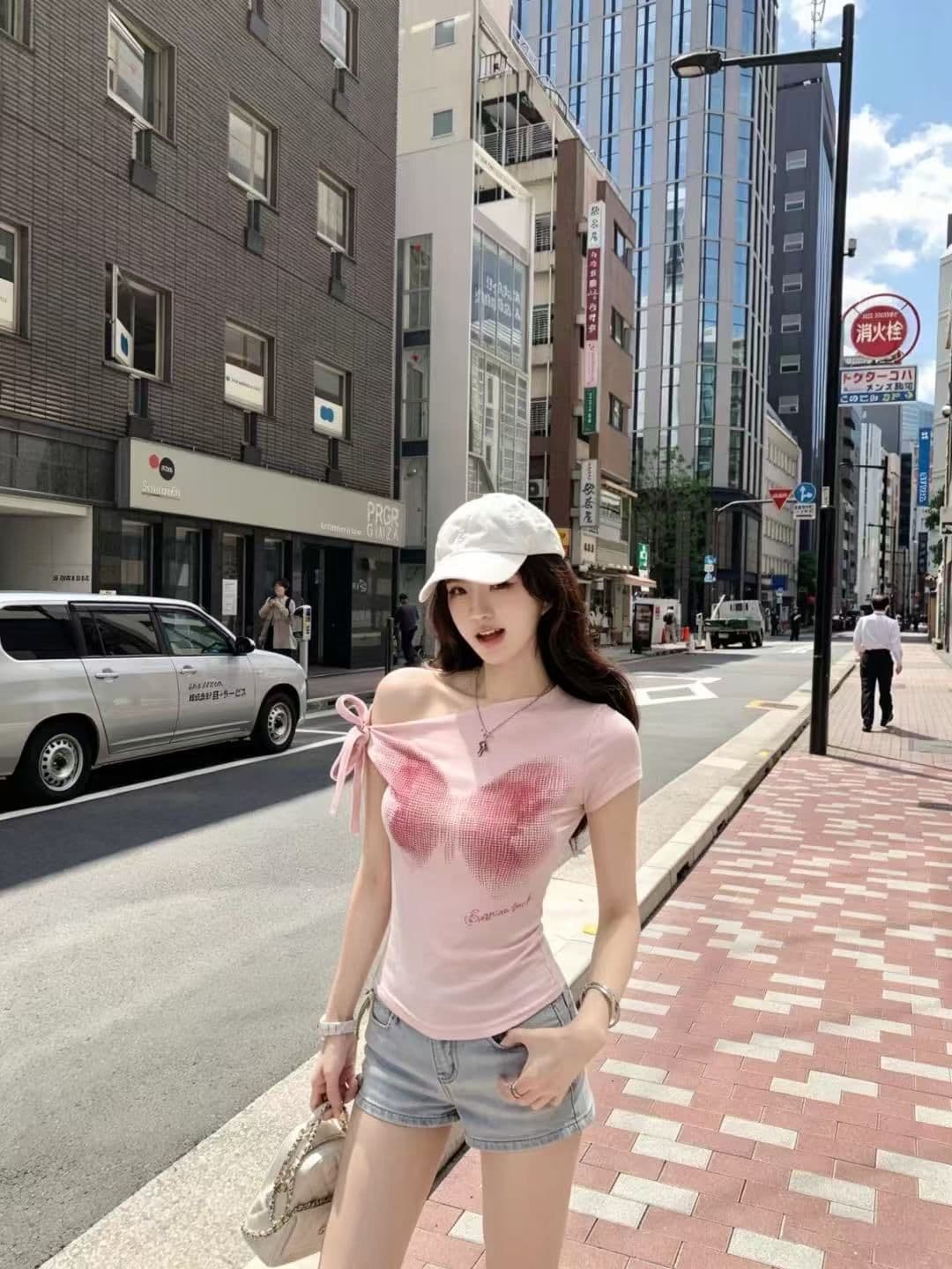 달콤한 스타일 헤일로 염색 나비 프린트 반팔 티셔츠 여성 2026 여름 새로운 몸매 가꾸기 비스듬한 어깨 레이스업 쇼트 스타일 맨위 상세 이미지 4