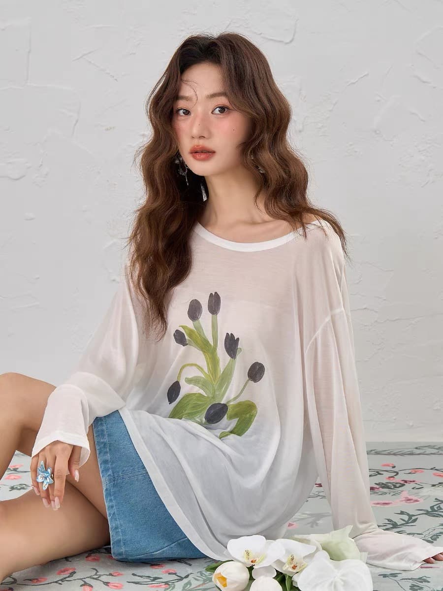 화이트 프린트 긴팔 비스듬한 어깨 티셔츠 여성 여름 얇은 스타일 루즈핏 오프숄더 맨위 자외선 차단 블라우스 상세 이미지 1