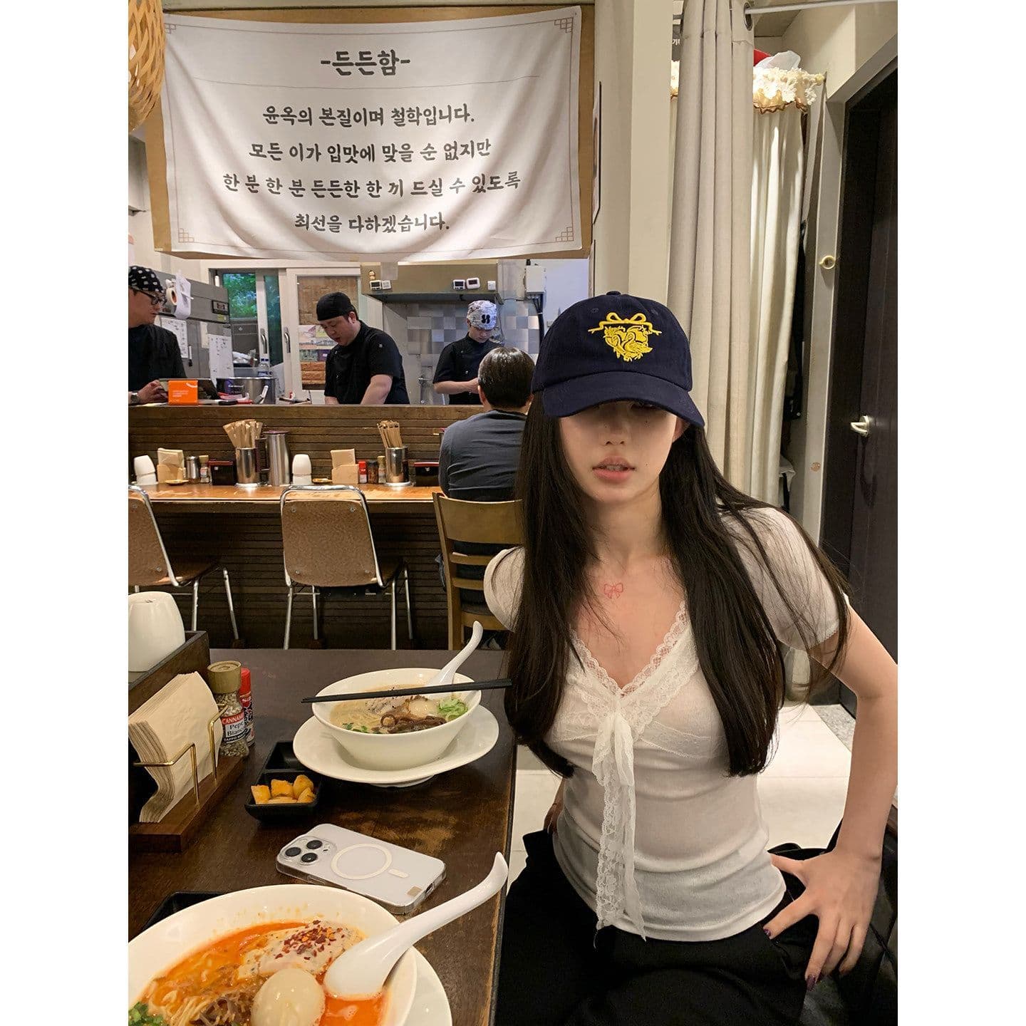 한 스타일 새로운 다용도 달콤함 화이트 V넥 레이스 조각 반팔 티셔츠 여성 여름 스트랩 허리 수축 슬림해 보이는 맨위 이미지 4