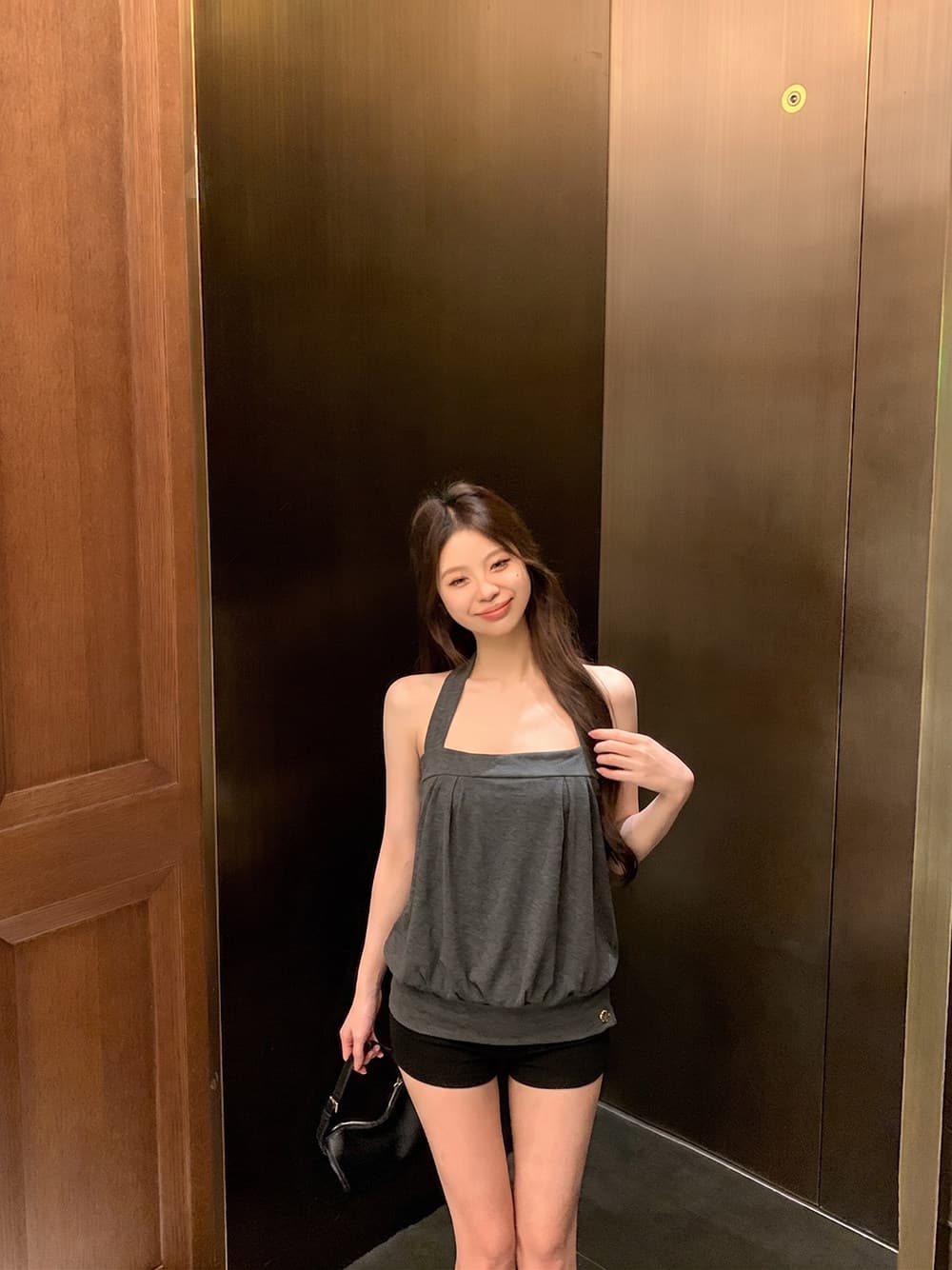 사람들 면 순수한 욕망 바람 어두운 회색 행침 목 튜브탑 캐미솔 여름 루즈핏 슬림해 보이는 민소매 꽃밭 짧은 맨위 상세 이미지 4