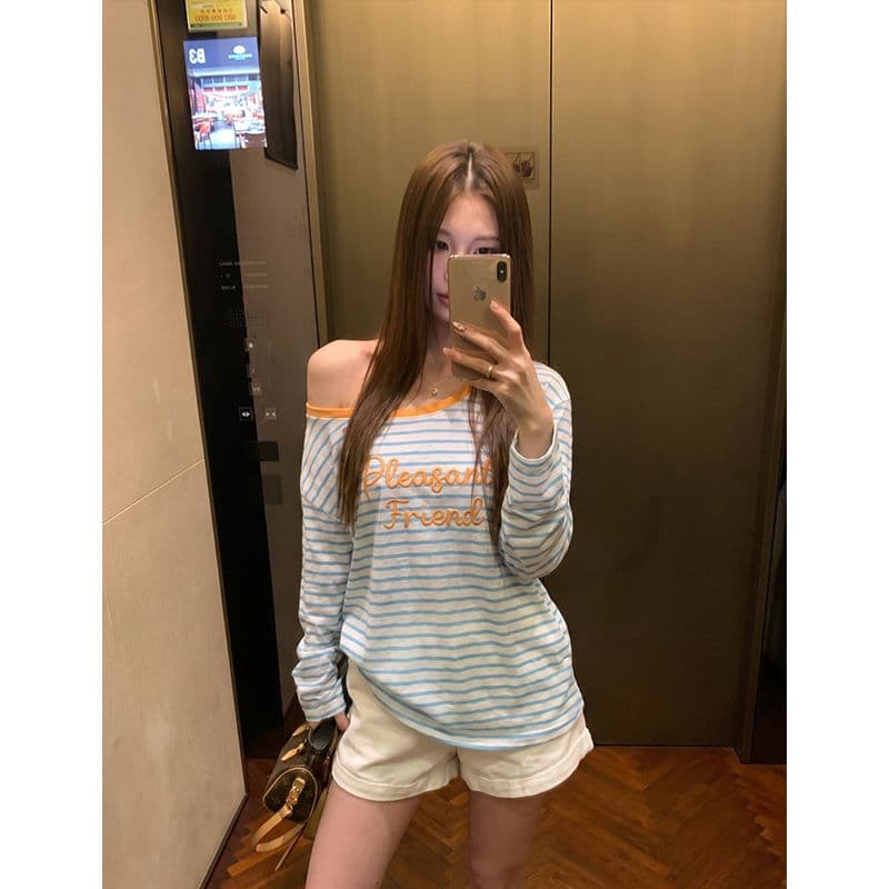 한 부서 블루 화이트 스트라이프 알파벳 라운드 넥 오프숄더 긴팔 티셔츠 여성 26 여름 새로운 루즈핏 다용도 슬림해 보이는 맨위 이미지 2