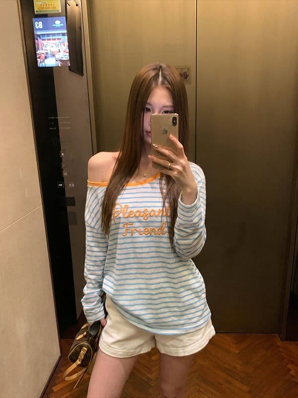 한 부서 블루 화이트 스트라이프 알파벳 라운드 넥 오프숄더 긴팔 티셔츠 여성 26 여름 새로운 루즈핏 다용도 슬림해 보이는 맨위 상세 이미지 5