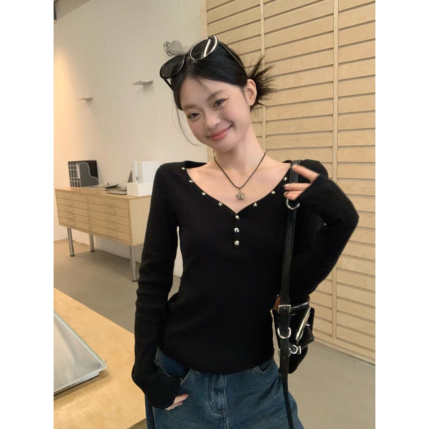 사람들 면 빨간색 깊은 V 넥 기본 셔츠 여성 리우 딩 디자인 센스 몸매 가꾸기 긴팔 티셔츠 핫걸 허리 수축 맨위 상세 이미지 4