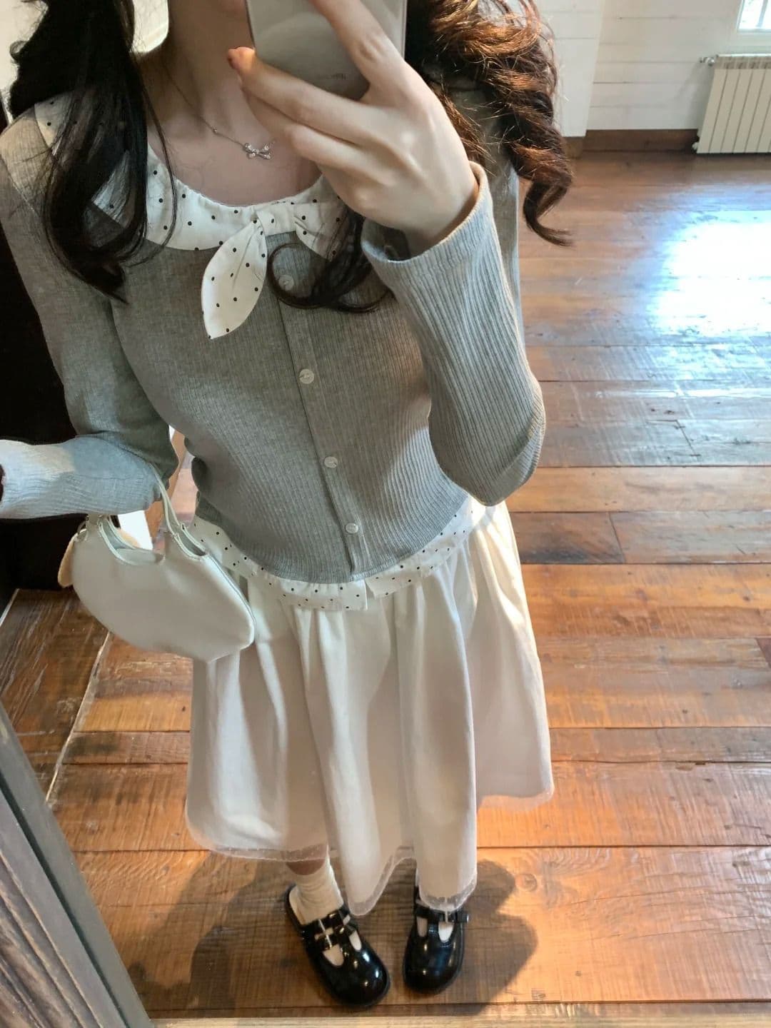 페이크 레이어드 도트 무늬 u 칼라 긴팔 티셔츠 여성 의류 맨위 이미지 3