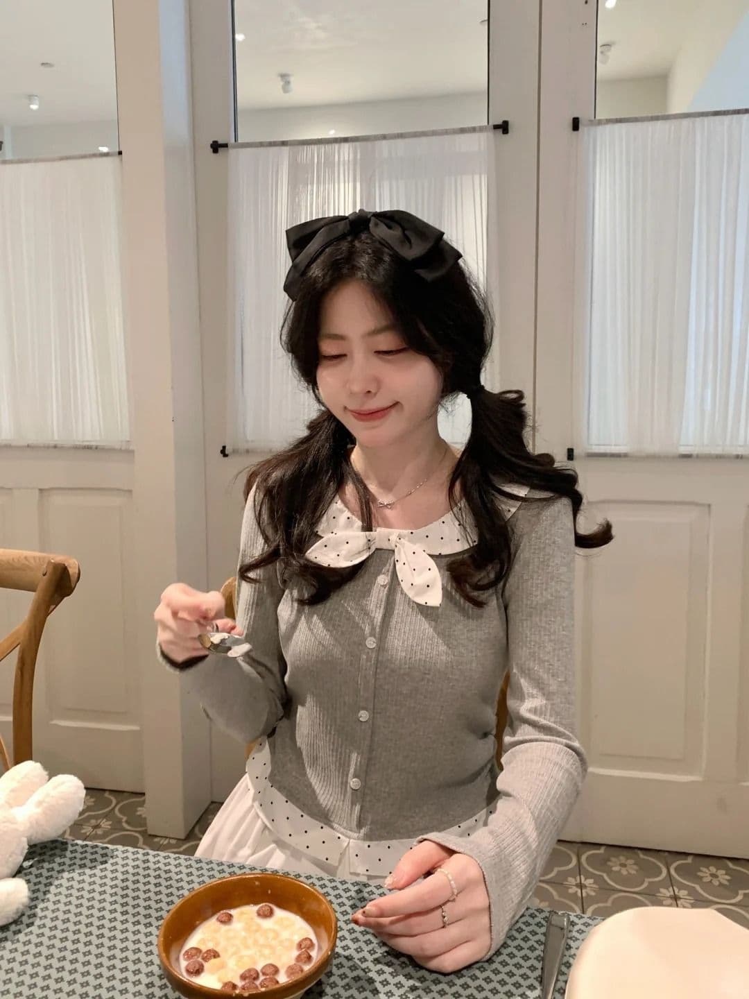 페이크 레이어드 도트 무늬 u 칼라 긴팔 티셔츠 여성 의류 맨위 상세 이미지 2