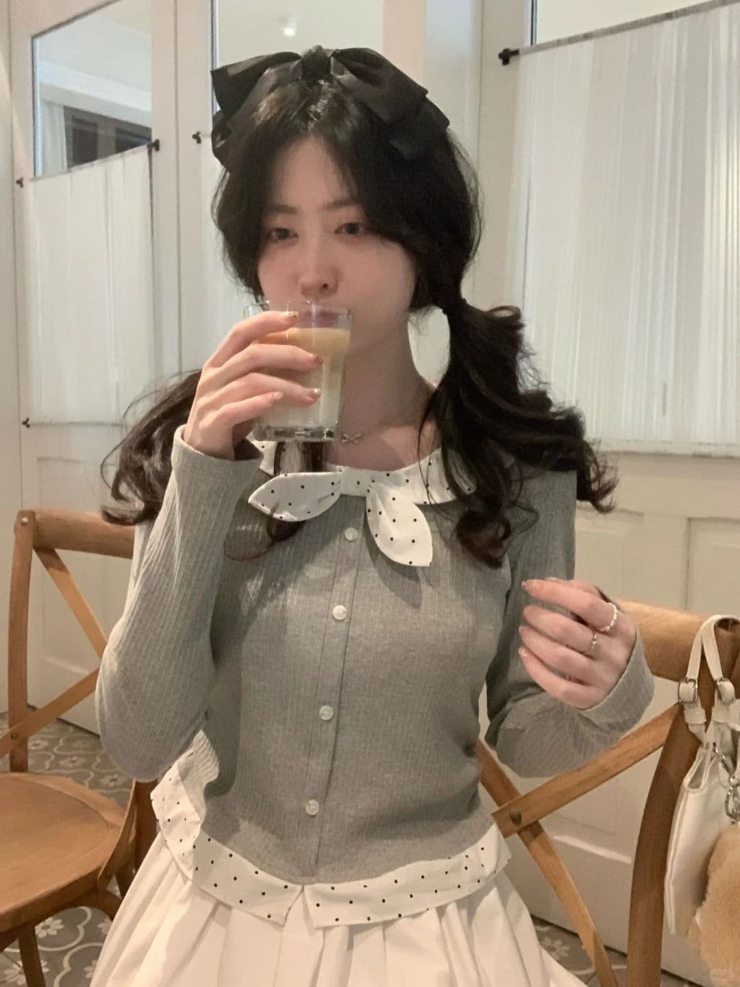 페이크 레이어드 도트 무늬 u 칼라 긴팔 티셔츠 여성 의류 맨위 상세 이미지 4