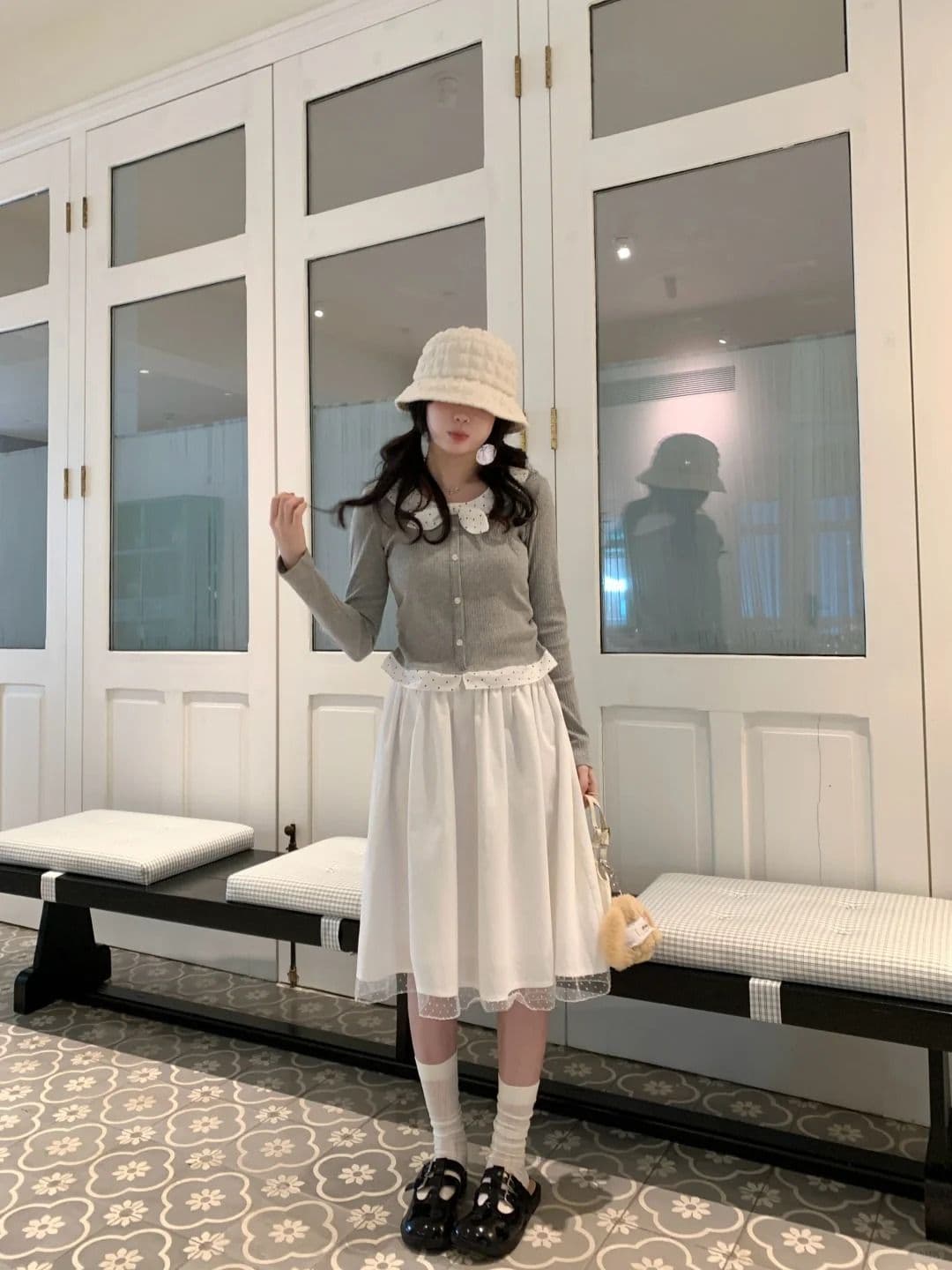 페이크 레이어드 도트 무늬 u 칼라 긴팔 티셔츠 여성 의류 맨위 상세 이미지 5