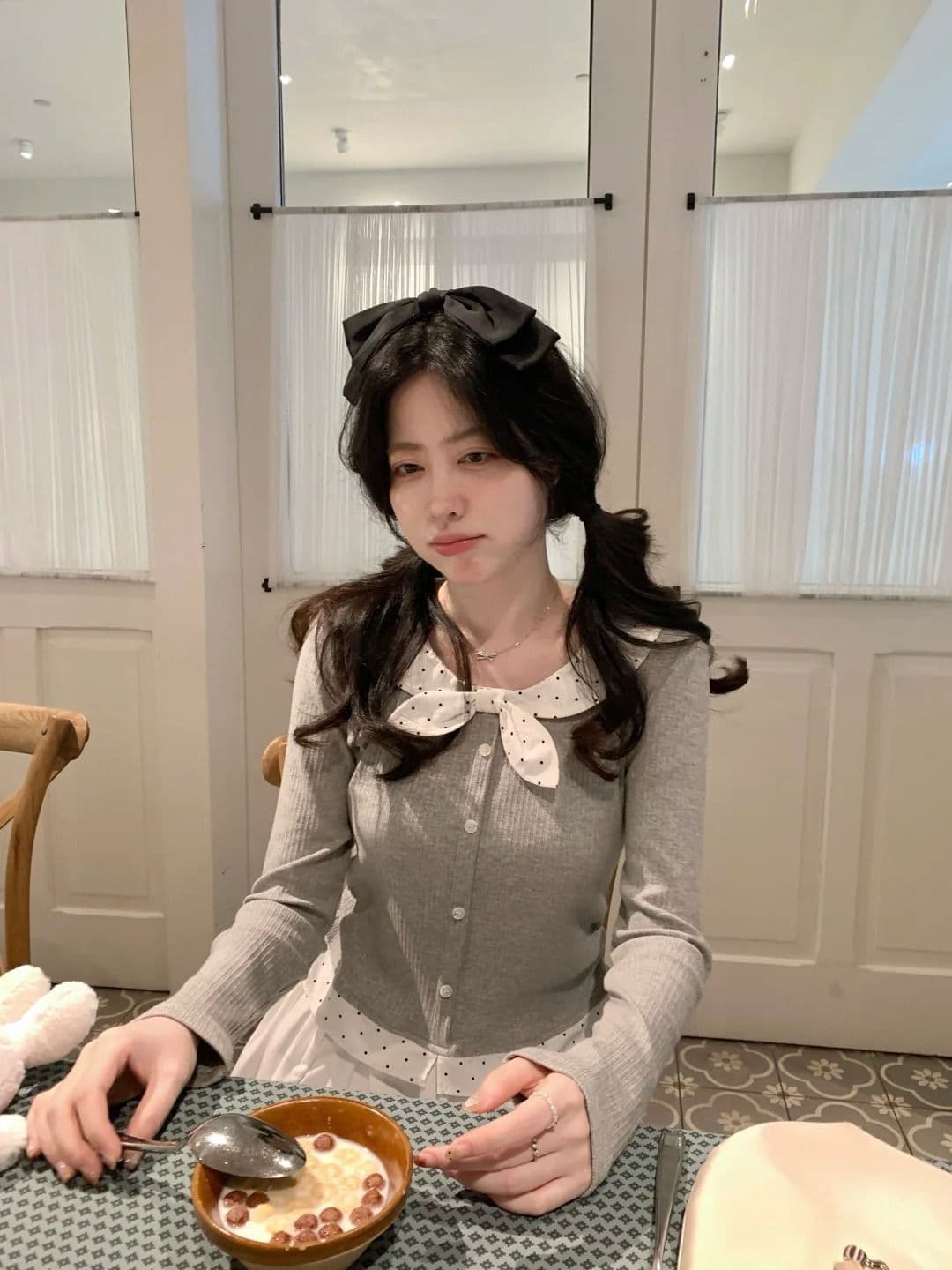 페이크 레이어드 도트 무늬 u 칼라 긴팔 티셔츠 여성 의류 맨위 상세 이미지 6