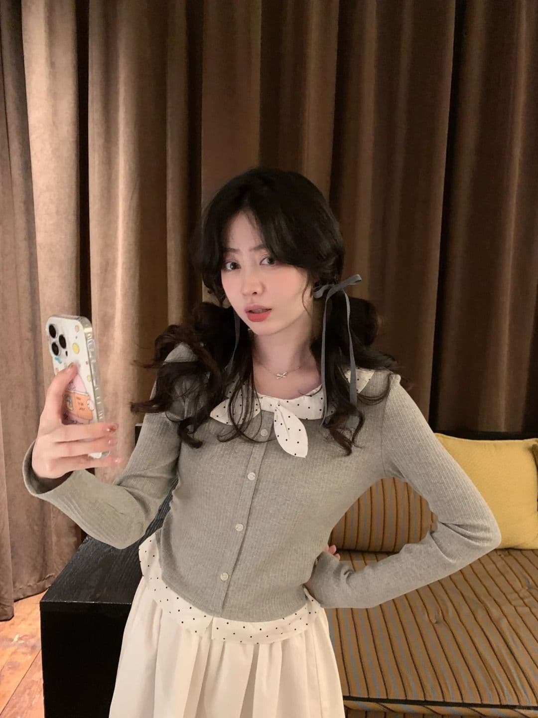 페이크 레이어드 도트 무늬 u 칼라 긴팔 티셔츠 여성 의류 맨위 상세 이미지 7