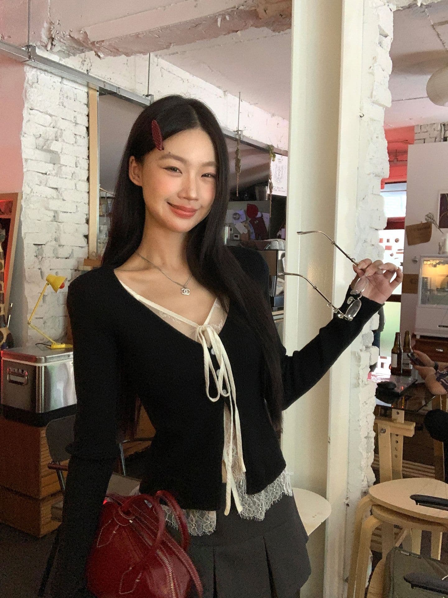 레드 맨 파빌리온 니트 스웨터 여성 착용 가져 가라. 검정색 외부 잡아라. 의류 레이스 페이크 레이어드 스웨터 코트 상세 이미지 2