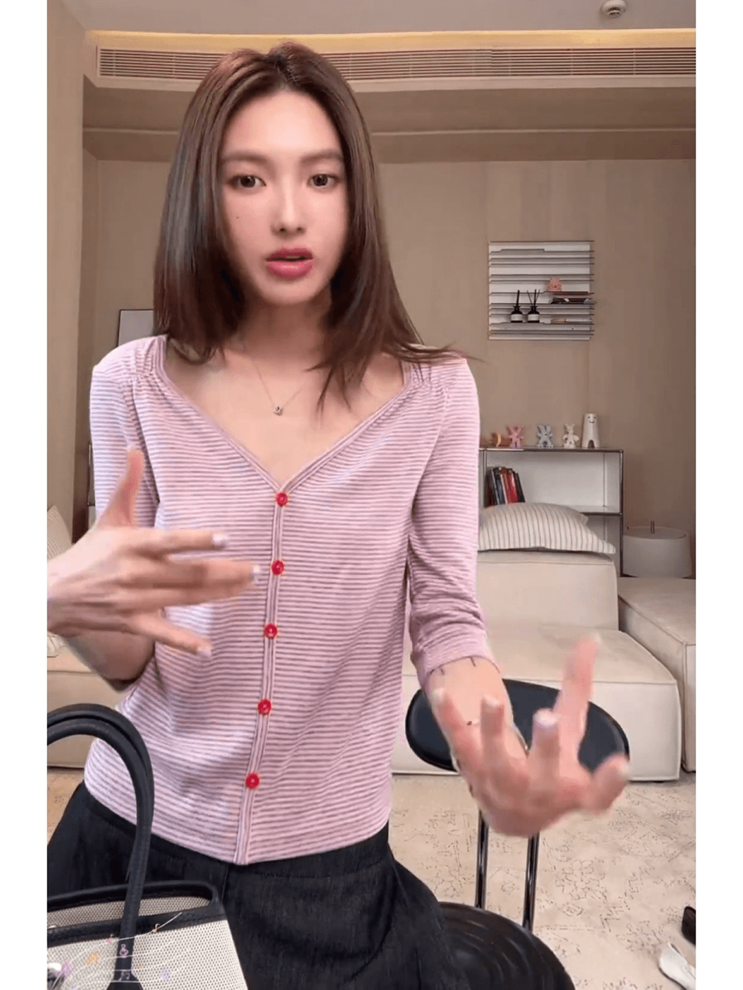 배색 스트라이프 V넥 7부 소매 니트 티셔츠 여성 여름 얇은 스타일 디자인 센스 작은 대중 몸매 가꾸기 쇼트 스타일 오픈 가디건 맨위 이미지 2