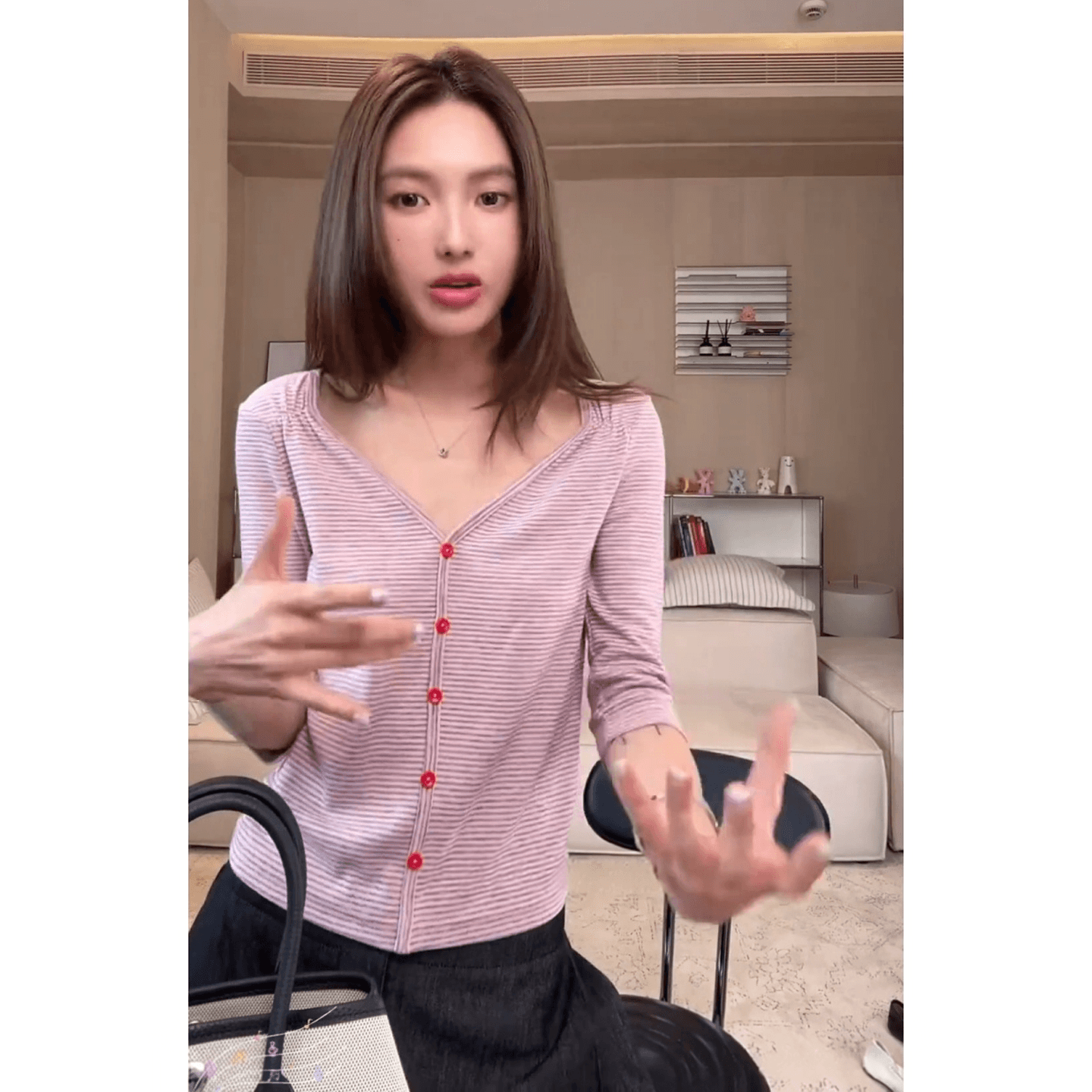 배색 스트라이프 V넥 7부 소매 니트 티셔츠 여성 여름 얇은 스타일 디자인 센스 작은 대중 몸매 가꾸기 쇼트 스타일 오픈 가디건 맨위 상세 이미지 7