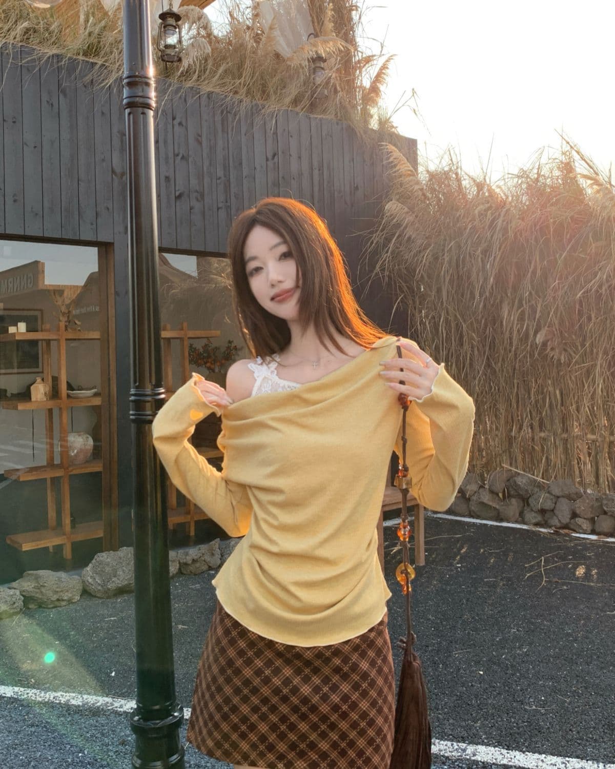 비스듬한 어깨 디자인 흔들다 칼라 맨위 레이스 조각 만나는 페이크 레이어드 상세 이미지 3
