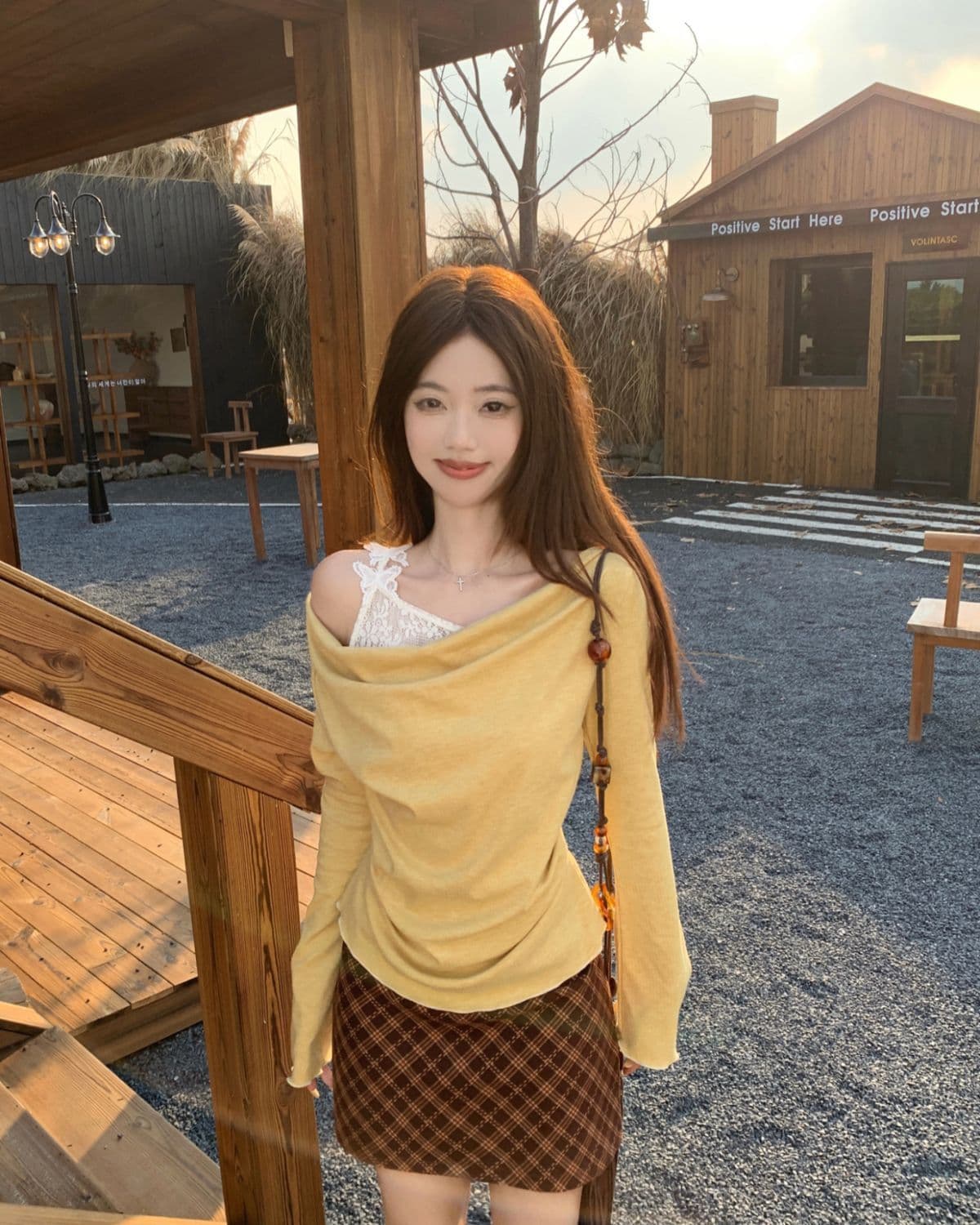 비스듬한 어깨 디자인 흔들다 칼라 맨위 레이스 조각 만나는 페이크 레이어드 상세 이미지 4