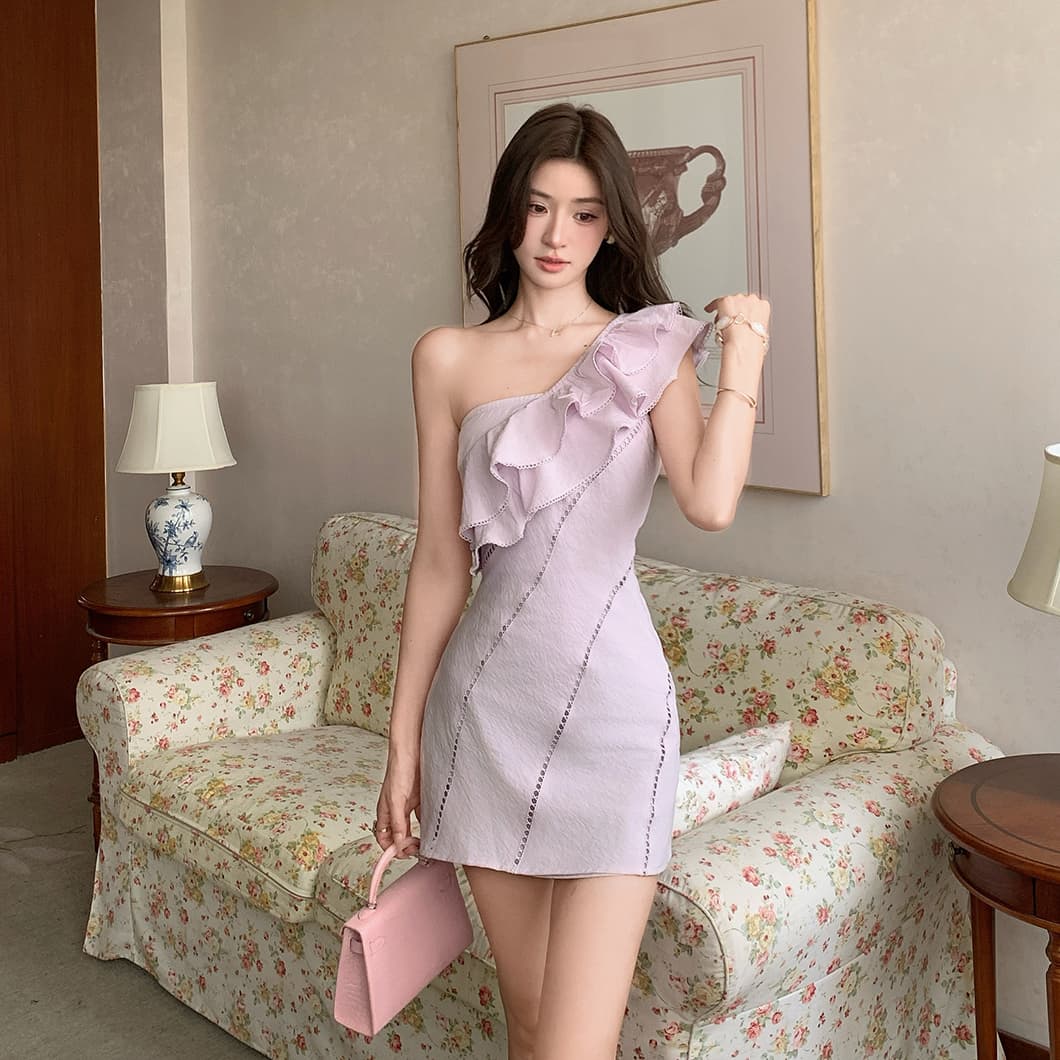 보라색 미니 스커트 아름다움 분위기 센스 비스듬한 어깨 프릴 여성 드레스 여름 해변가 휴가 바람 몸매 가꾸기 슬림해 보이는 치마 이미지 2