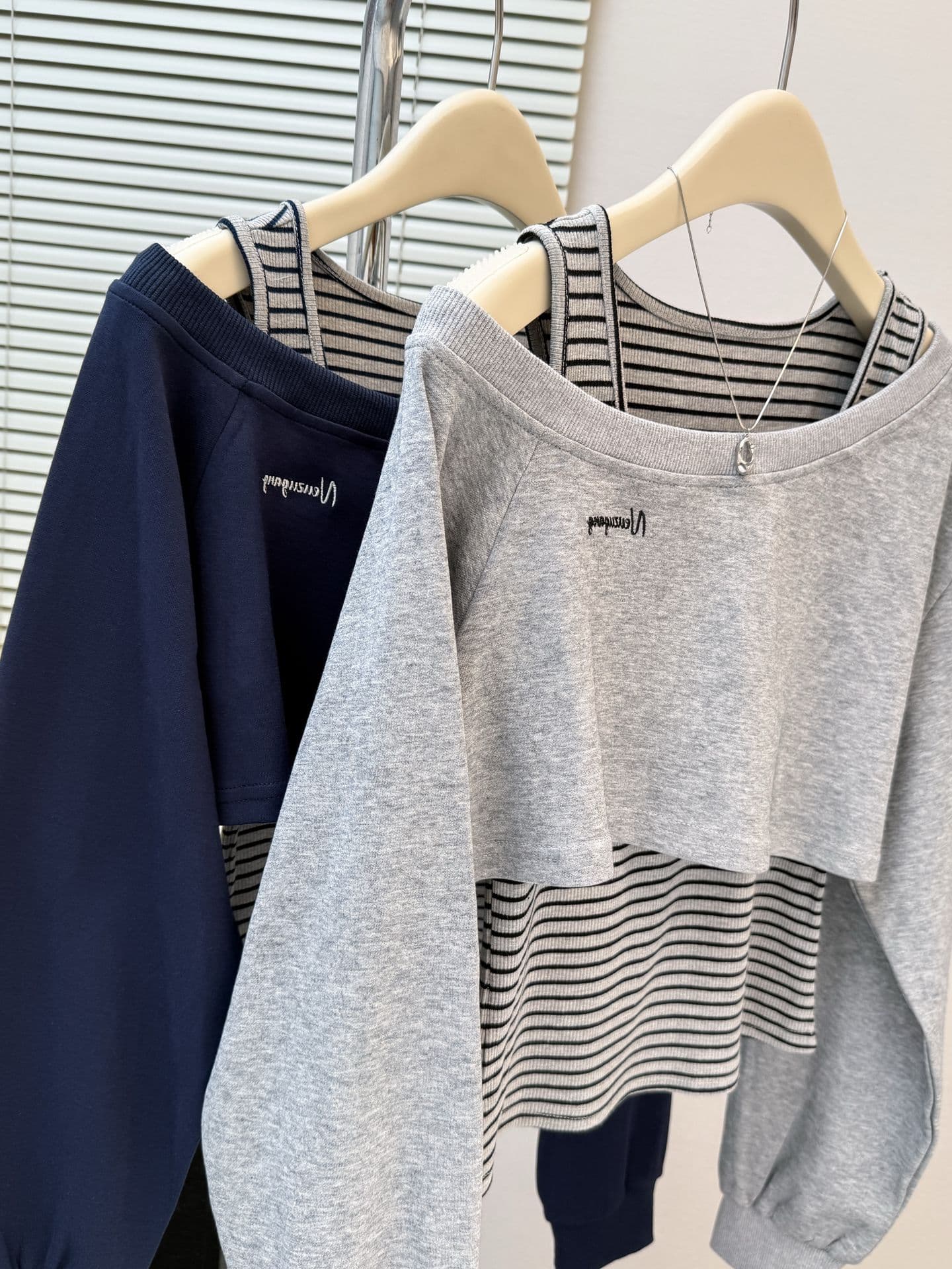 진짜 꽃 회색 비스듬한 어깨 긴팔 스트라이프 후드티 여성 2026 가을 디자인 센스 코디 투피스 조끼 맨위 상세 이미지 4