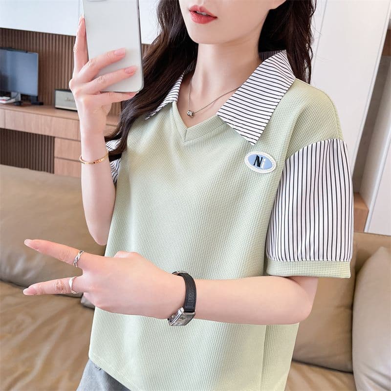 후아 남편 그리드 100 폴리에스터 2026 여름 새로운 한국 스타일 스트라이프 패치워크 V넥 반팔 티셔츠 여성