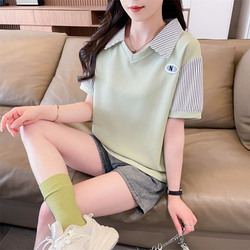 후아 남편 그리드 100 폴리에스터 2026 여름 새로운 한국 스타일 스트라이프 패치워크 V넥 반팔 티셔츠 여성 상세 이미지 17